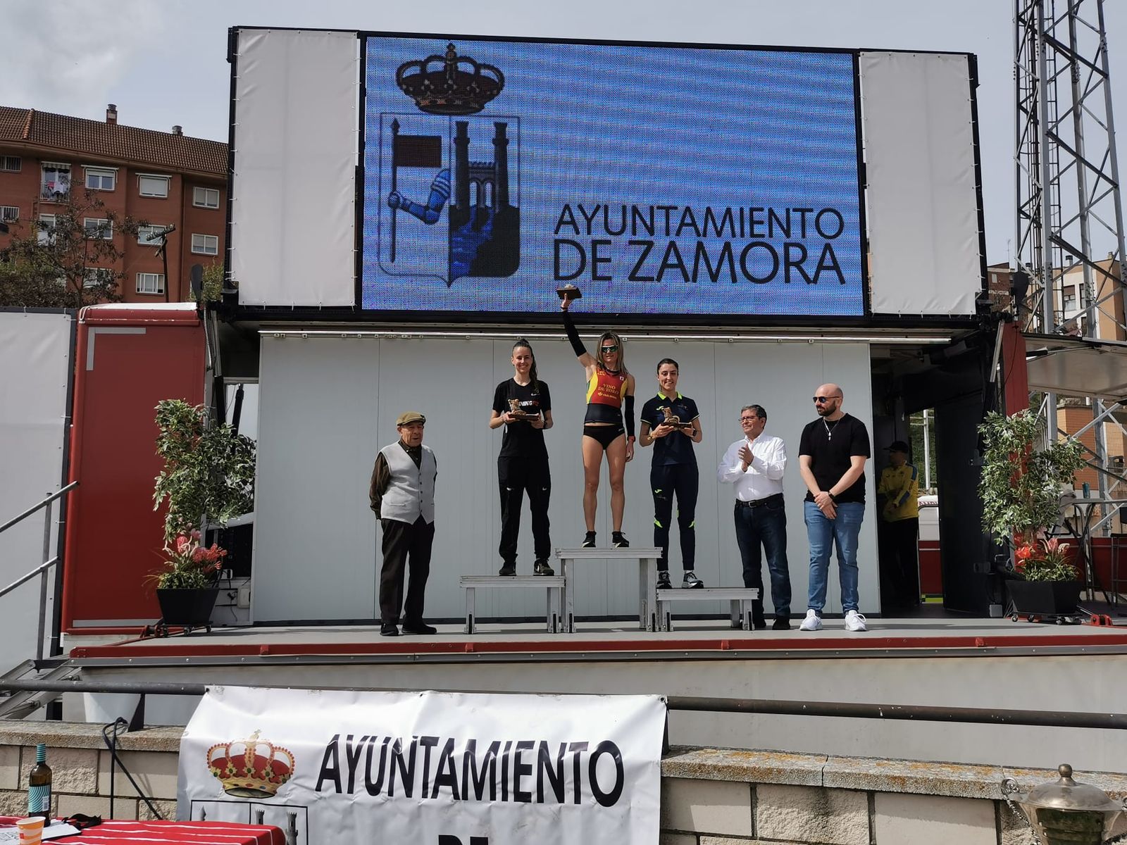 Elena Calvete, del Vino Toro Caja Rural, en lo más alto del pódium tras vencer en la Media Maratón de Zamora.