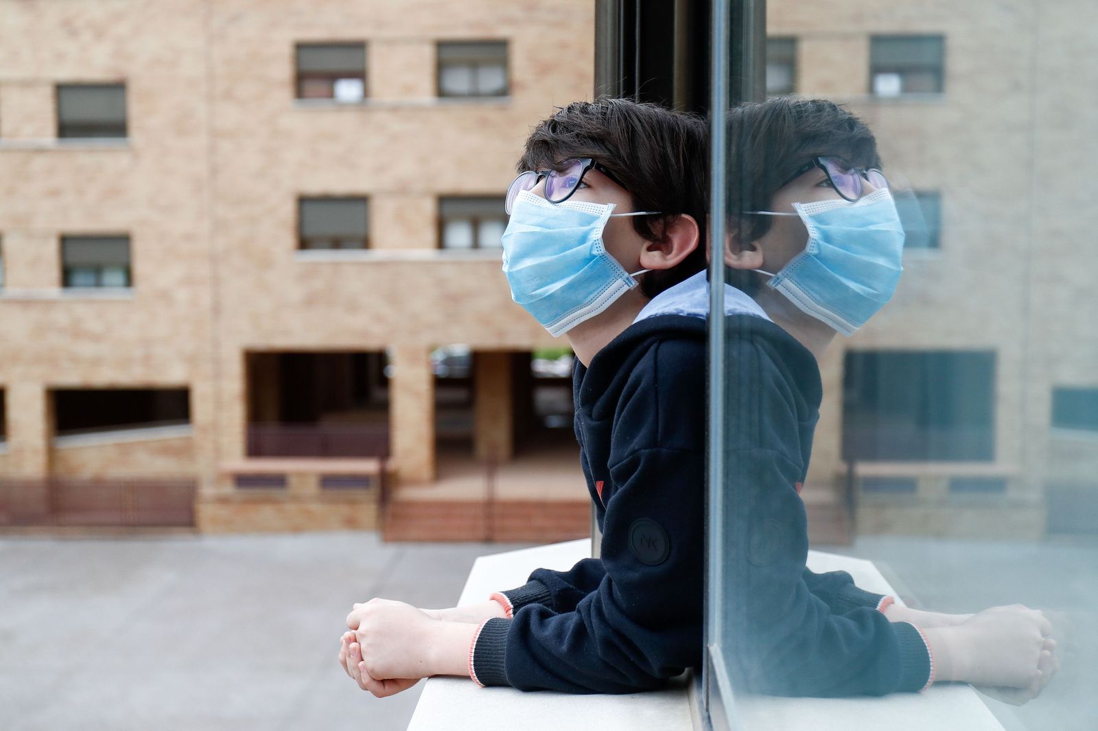 Un niño con una mascarilla se asoma a la ventana de su casa cuando queda tan solo una semana para que niños y preadolescentes puedan salir a la calle durante el confinamiento por el coronavirus, en Un niño con una mascarilla se asoma a la ventana de su casa cuando queda tan solo una semana para que niños y preadolescentes puedan salir a la calle durante el confinamiento por el coronavirus, en