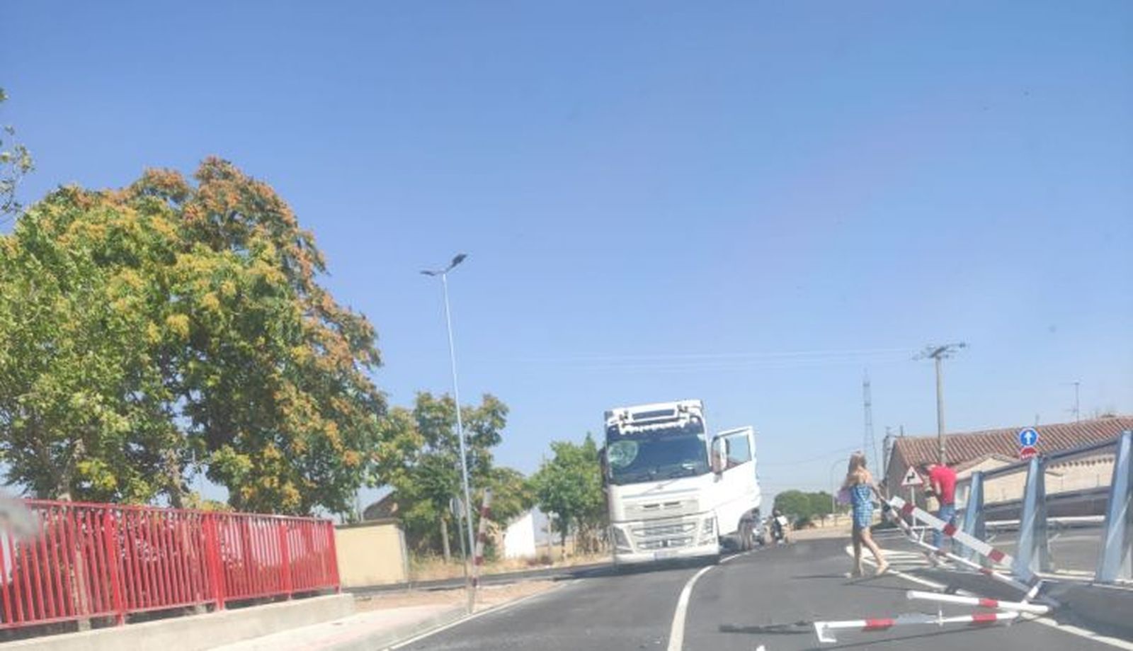 El vehículo tras chocar con un fuerte golpe en la luna 