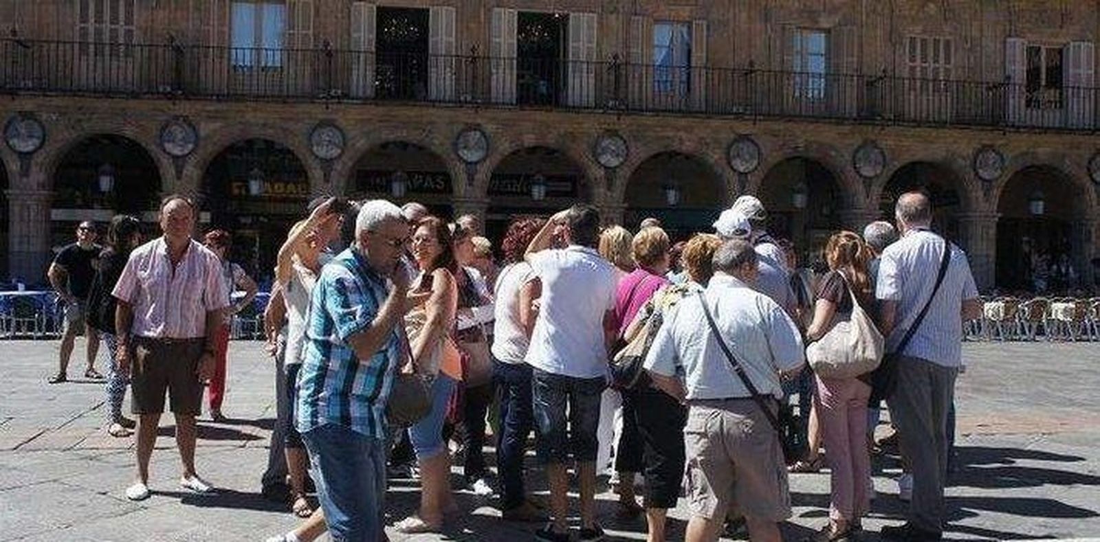 Turistas extranjeros en la Plaza Mayor de Salamanca Turistas extranjeros en la Plaza Mayor de Salamanca