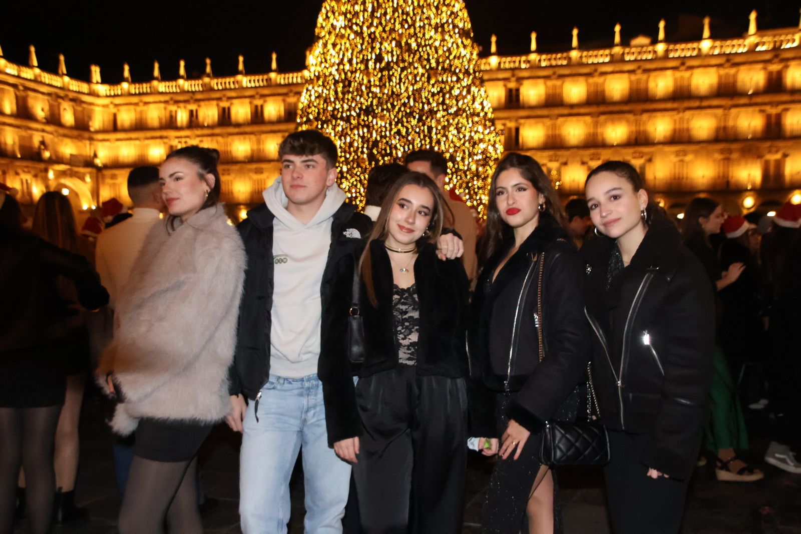 Miles de personas disfrutan de las campanadas y la fiesta del Fin de Año Universitario