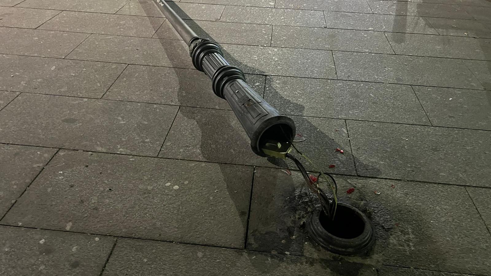 Un furgón de la Policía Nacional derriba una farola de la plaza Santa Eulalia