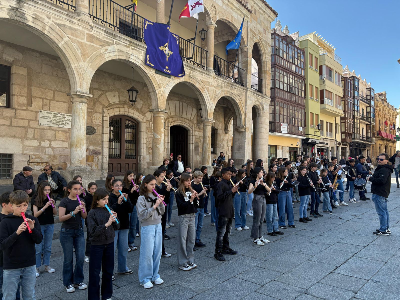 Jóvenes músicos en la Plaza Mayo