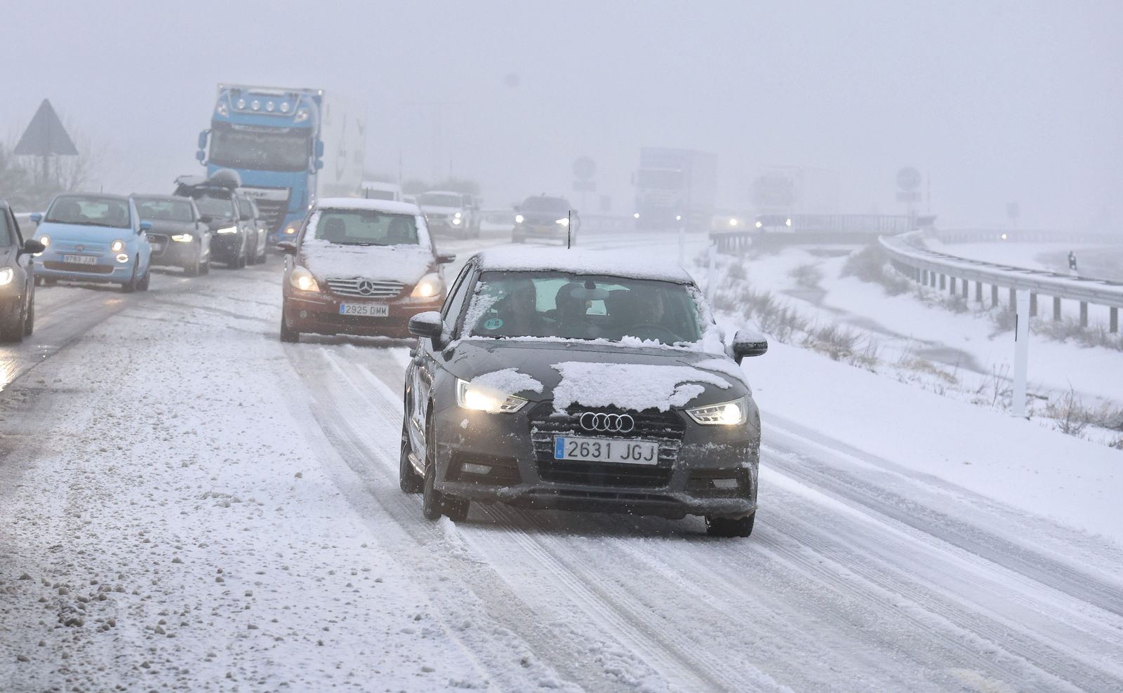 jose-vicente-ical-la-intensa-nevada-de-las-ultimas-horas-obliga-a-cerrar-al-trafico-la-autovia-de-la-ruta-de-la-plata-a-66-entre-sorihuela-y-vallejera-de-riofrio-salamanca-16