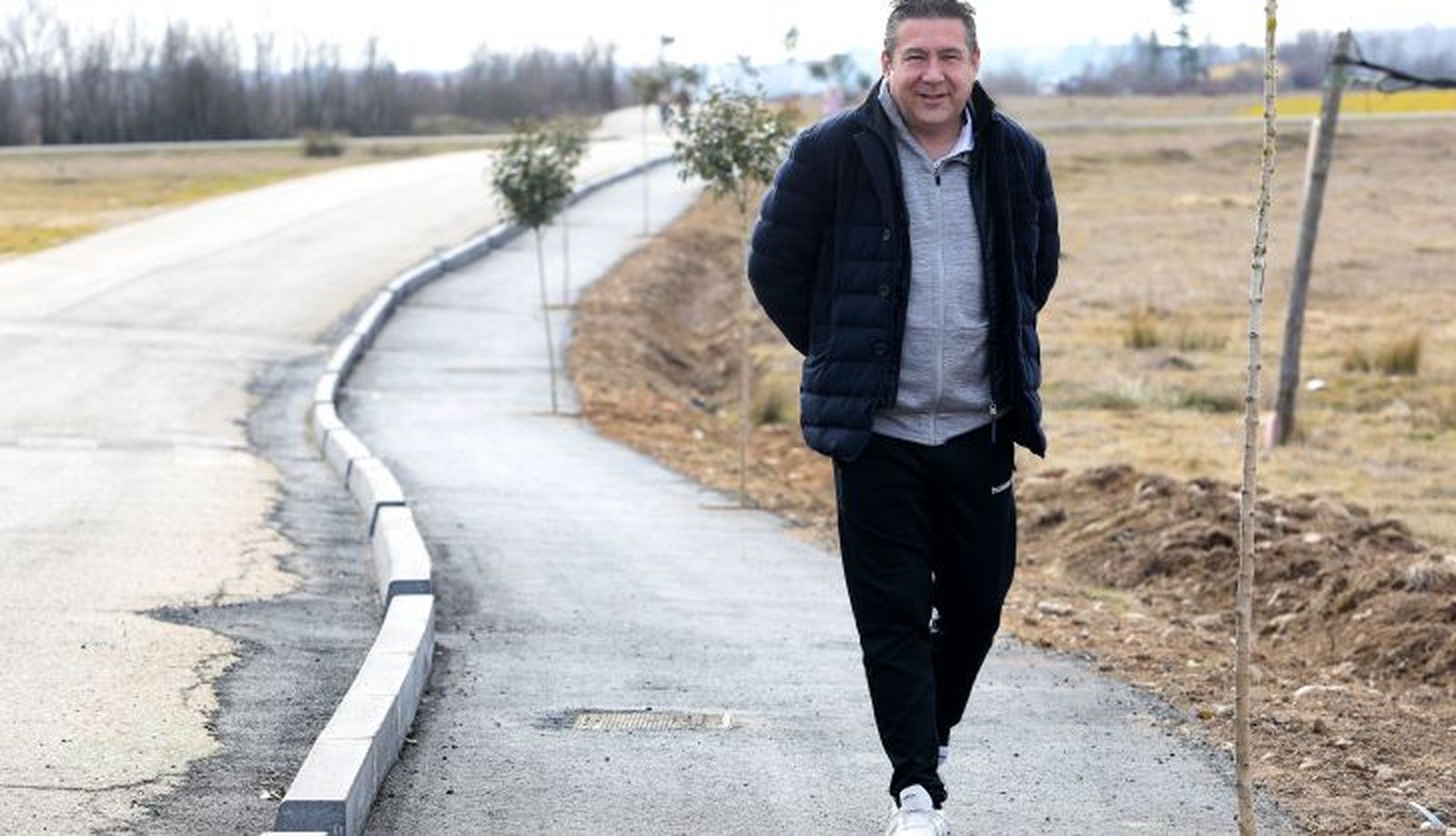 El candidato de la UPL a las Cortes de Castilla y León, Luis Mariano Santos, disfruta de la jornada de reflexión en las localidades leonesas de Azadinos y Cistierna El candidato de la UPL a las Cortes de Castilla y León, Luis Mariano Santos, disfruta de la jornada de reflexión en las localidades leonesas de Azadinos y Cistierna