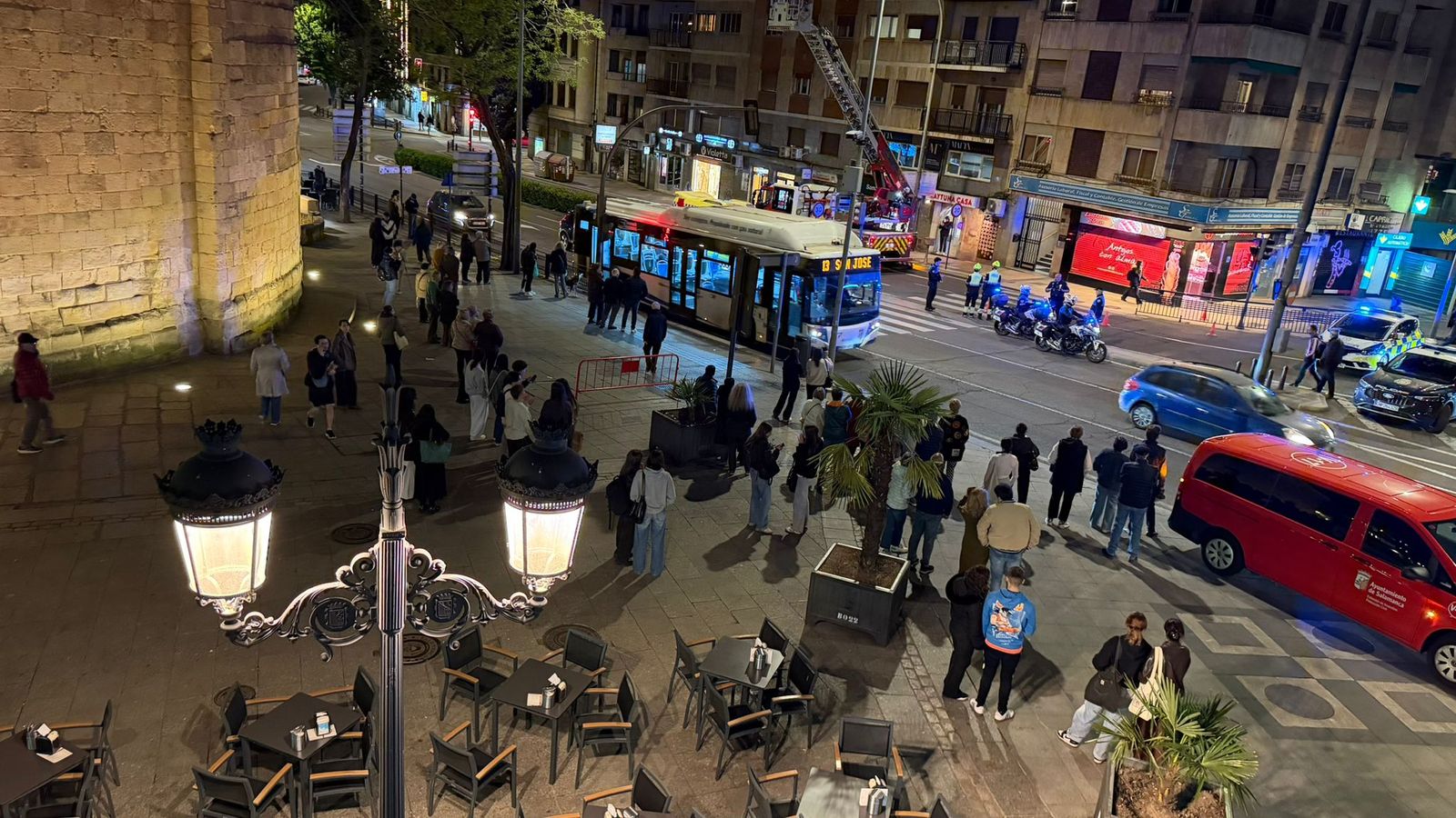 Bomberos de Salamanca, Policía Local, Policía Nacional y una ambulancia en el paseo de Carmelitas