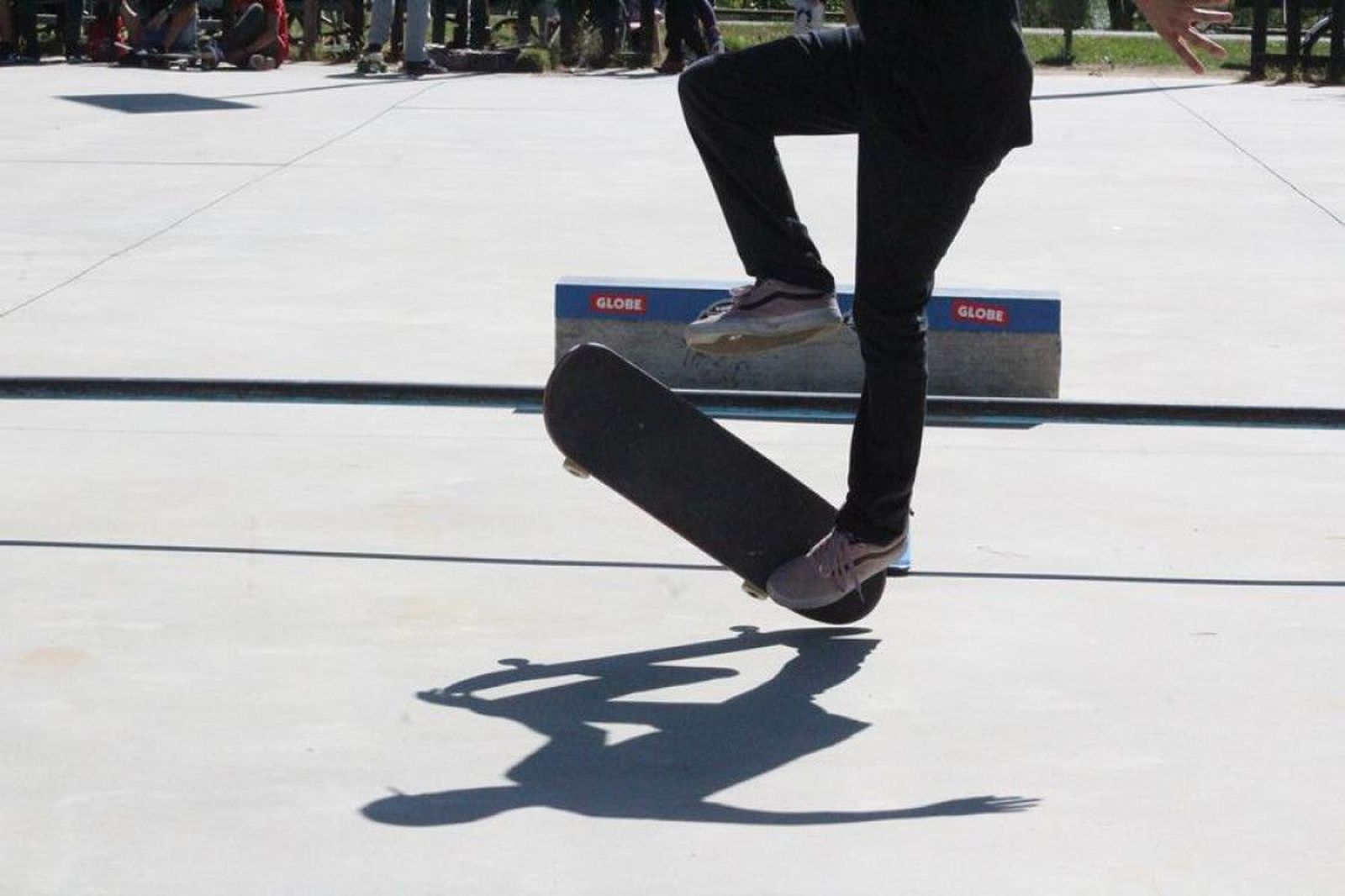 Un joven practicando skate