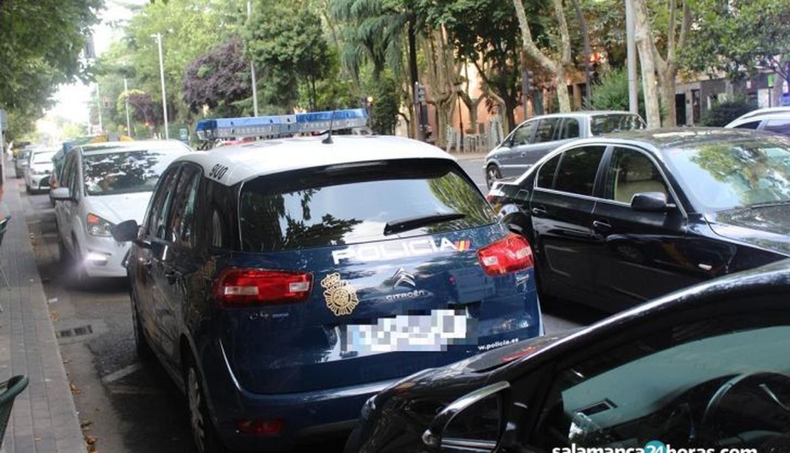 Un coche patrulla en la avenida de Torres Villarroel, lugar donde han sido detenidos los dos jóvenes | Foto: S24H