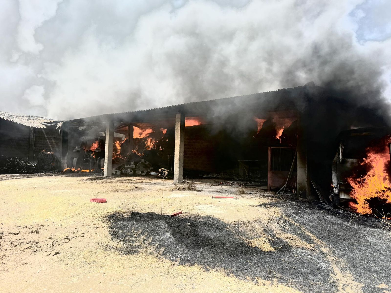 Incendio en una nave de Topas (2).jpg