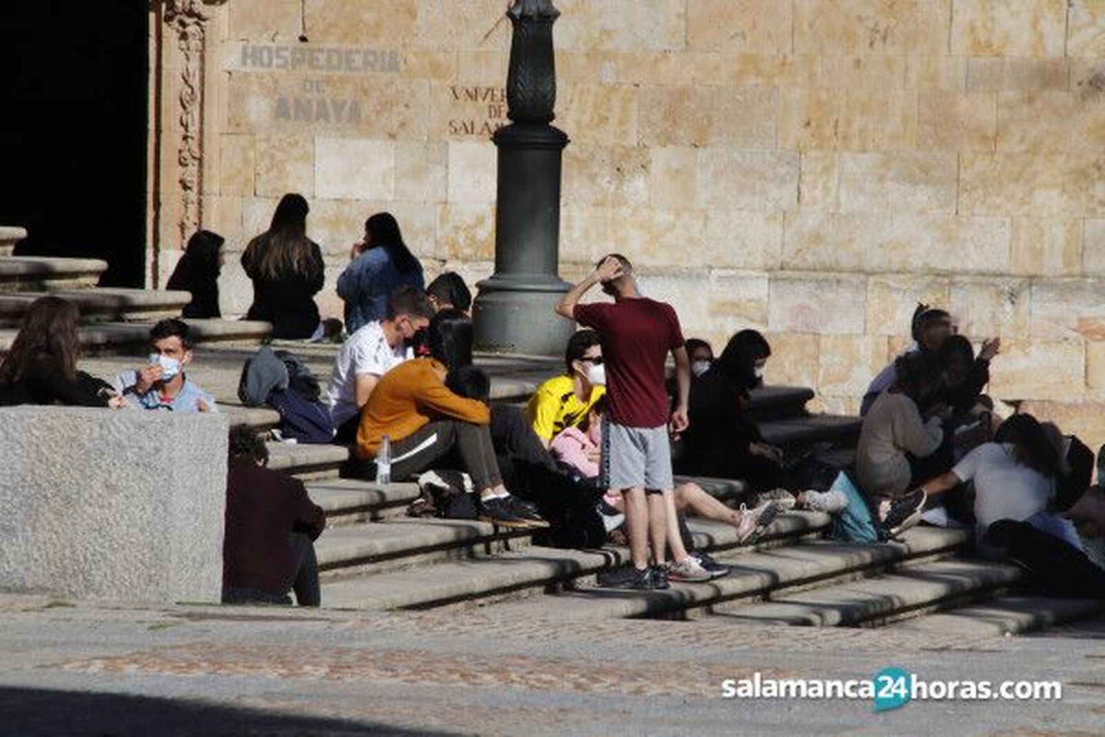 Jóvenes al sol en Salamanca. Foto Salamanca24horas