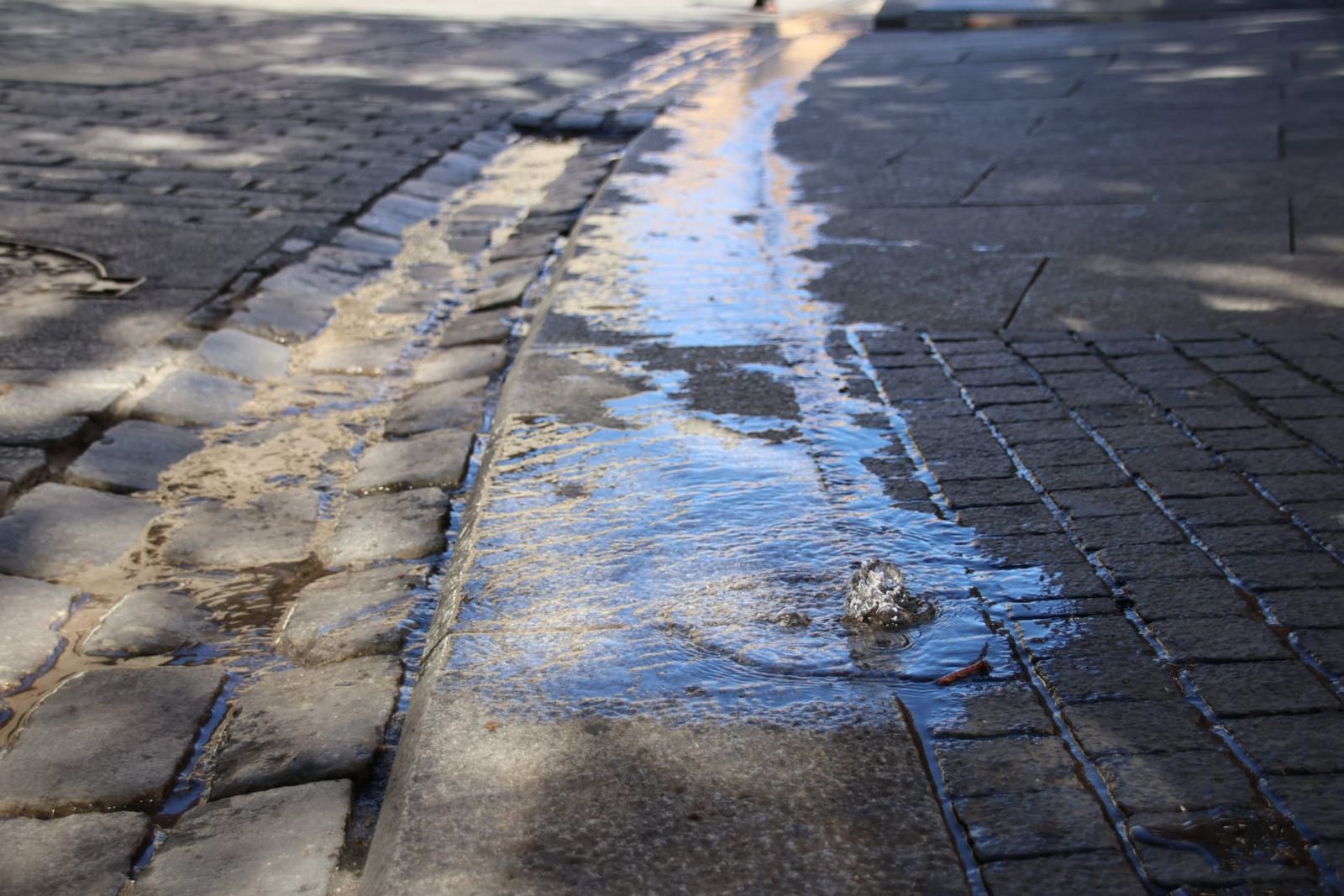 Escape de agua en la Plaza del Corrillo