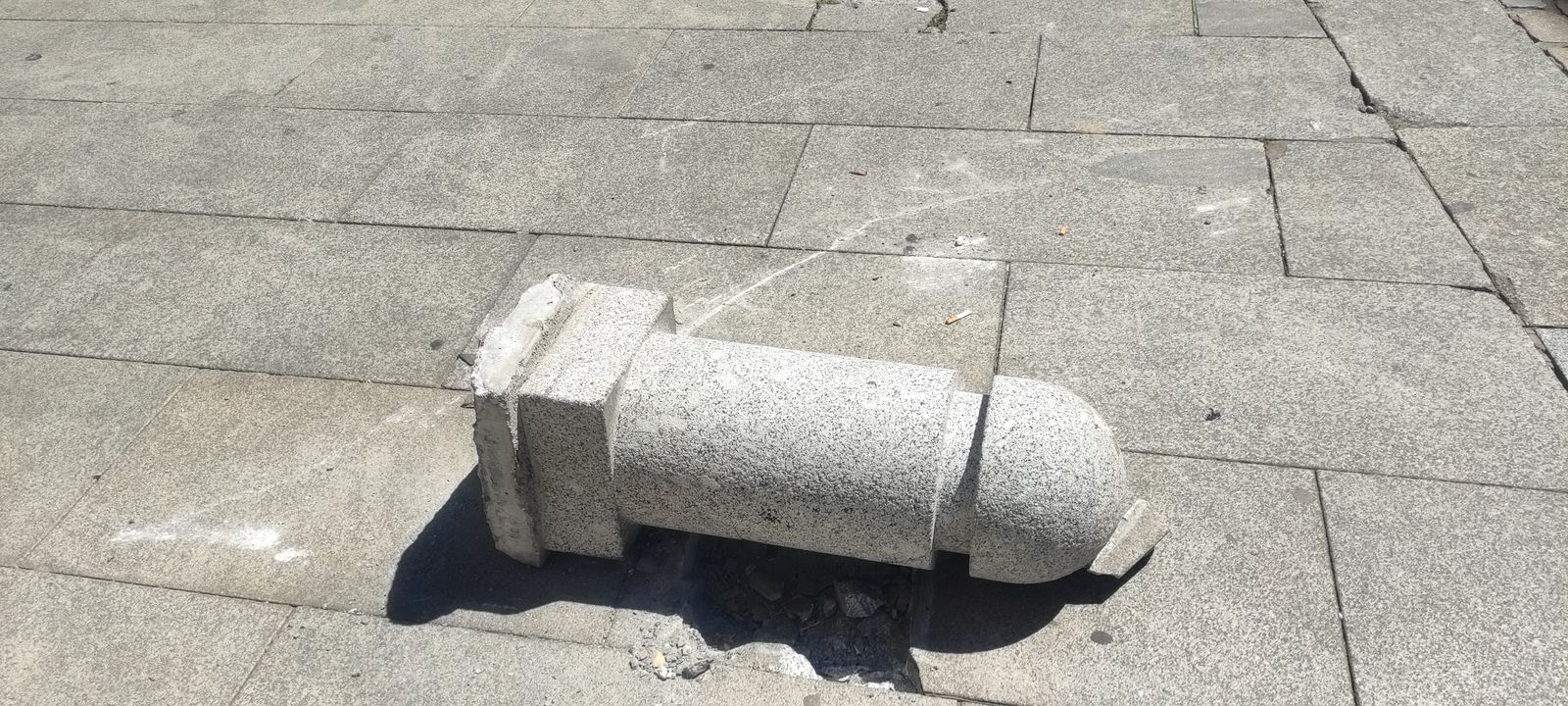 Bolardo de piedra derribado en la calle Arco. Fotos S24H