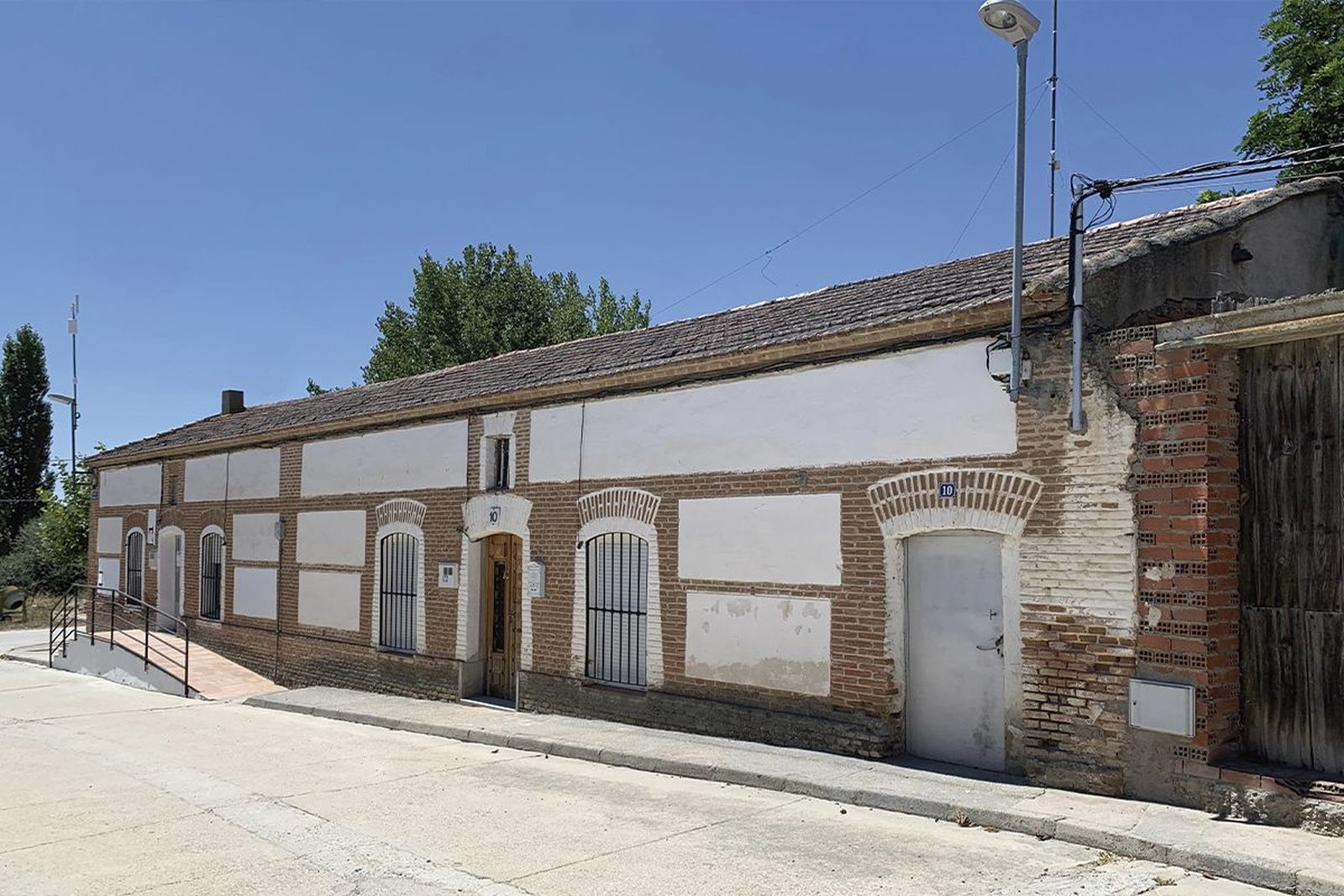 Antigua vivienda de los maestros de Rágama que va a ser destinada para uso turístico.
