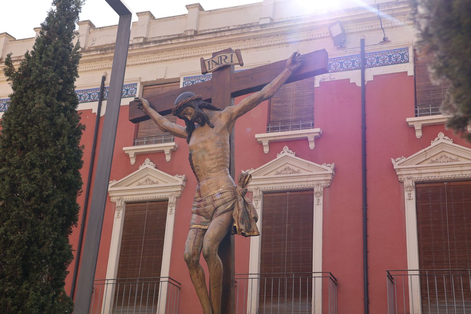 La Exaltación de la Cruz procesiona por las calles de Zamora rumbo a la carpa de San Bernabé