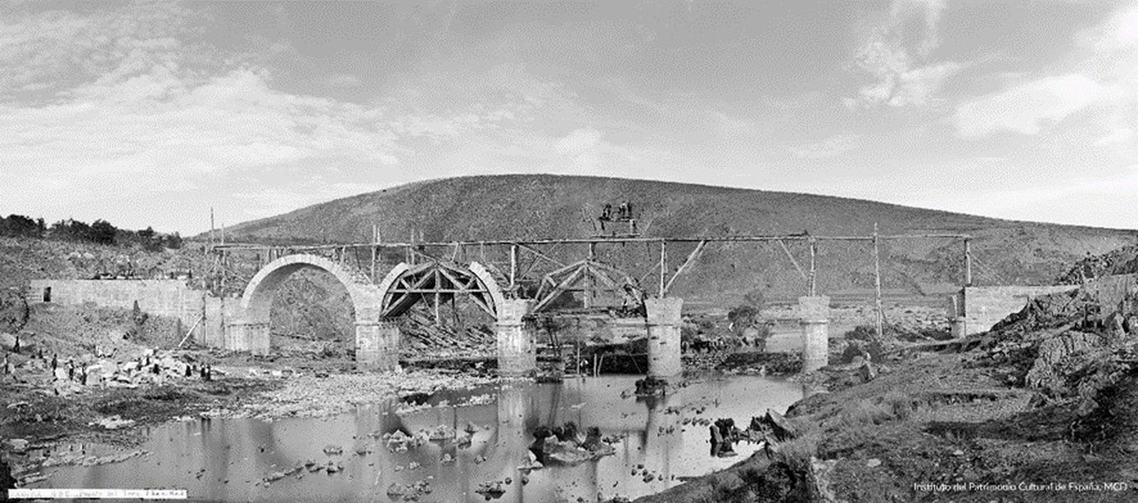 Una fotografía del siglo XIX desvela cómo se construyó el histórico puente del Tera en Zamora