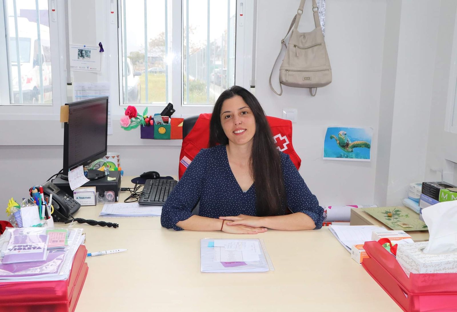 Noelia Chamorro, en su mesa de Cruz Roja
