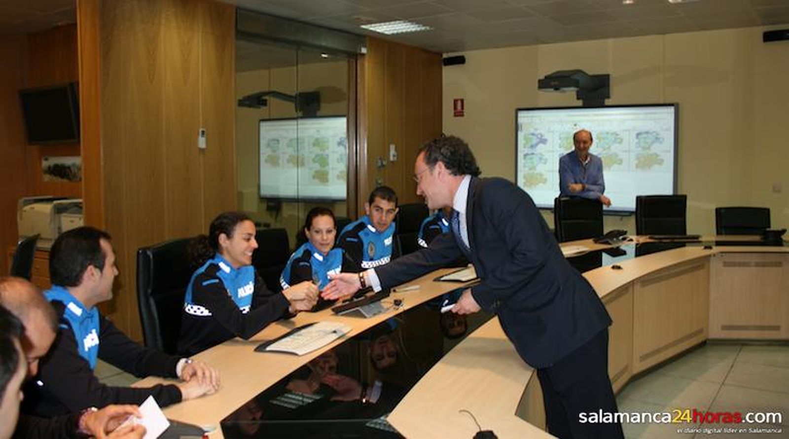 Los alumnos del curso de policía local visitan el centro de emergencias 112