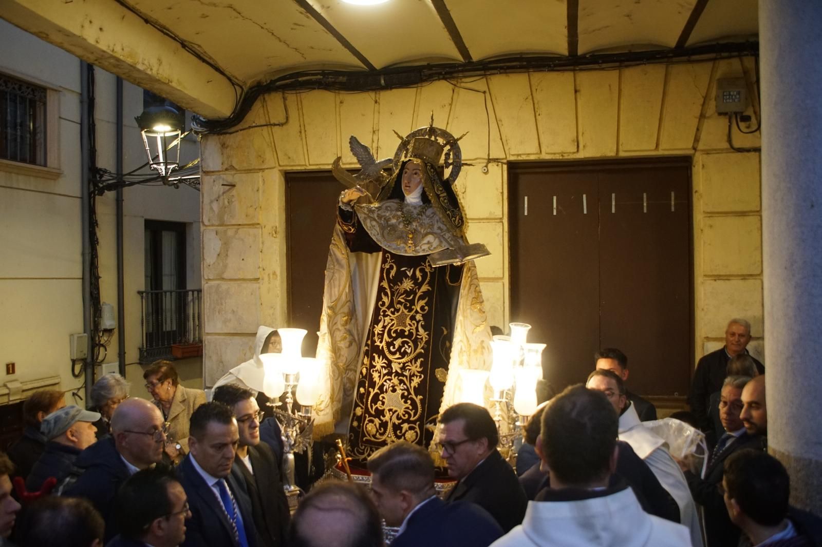 Santa Teresa se despide de los albenses bajo la lluvia