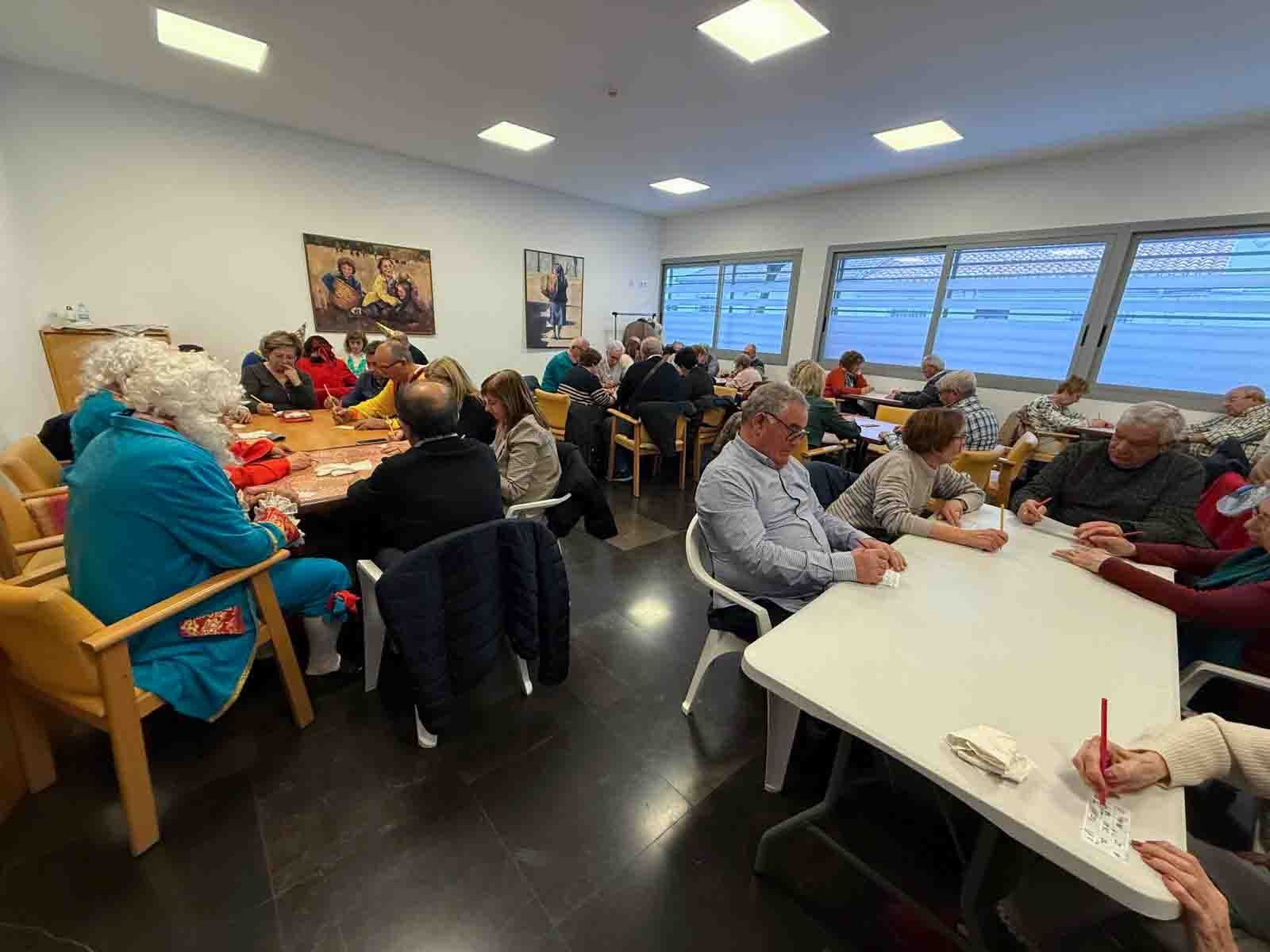 Éxito en el bingo, karaoke y baile para mayores en el Edificio Sociocultural en Santa Marta. FOTOS: Ayto Santa Marta de Tormes