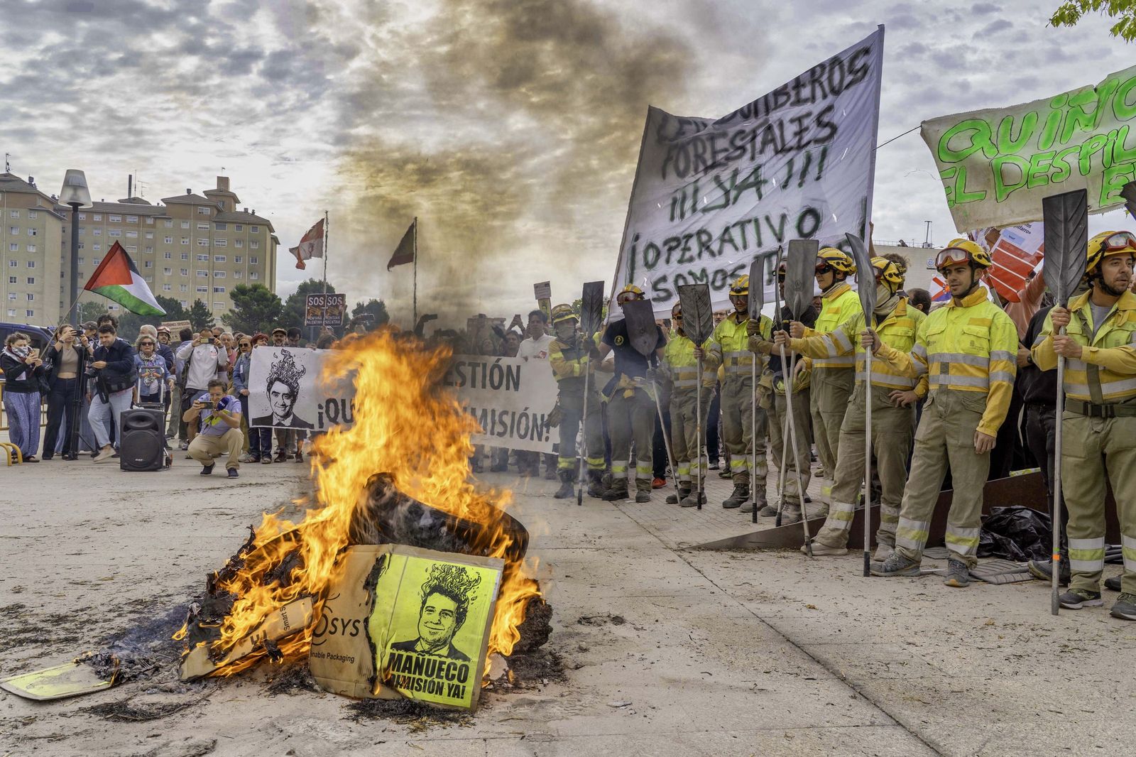 Concentración frente a las Cortes para exigir el cese del consejero de Medio Ambiente