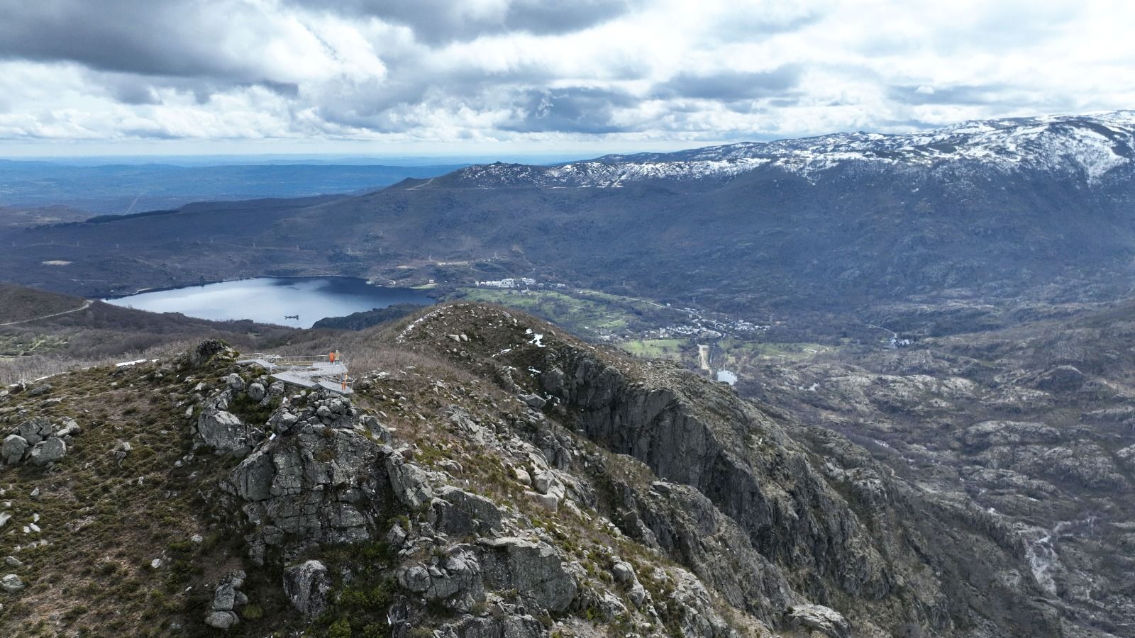 Vista hacia el lago del futuro mirador en el Cañón del Tera