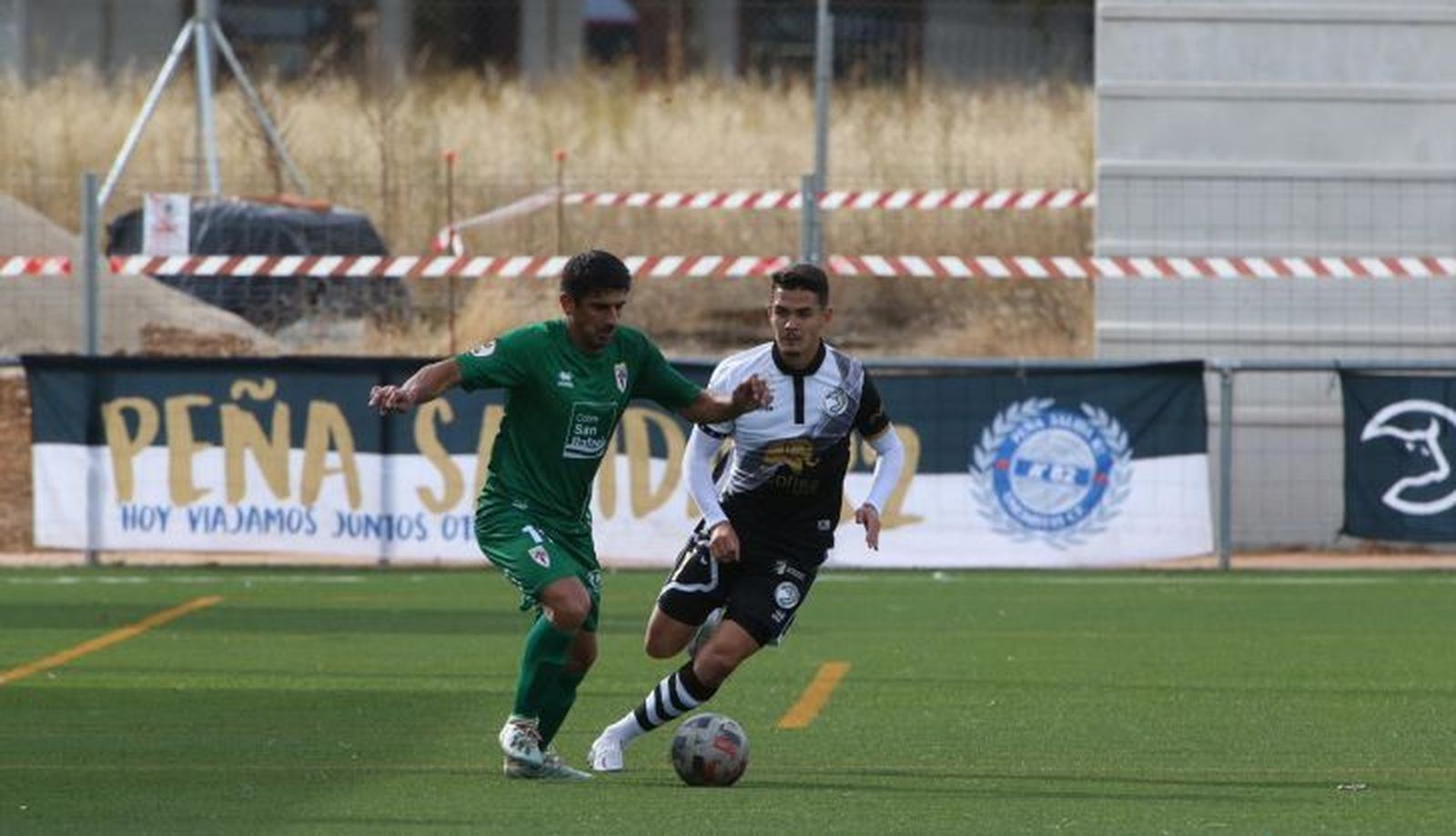 Josué presiona a un jugador del Compostela en la primera vuelta.