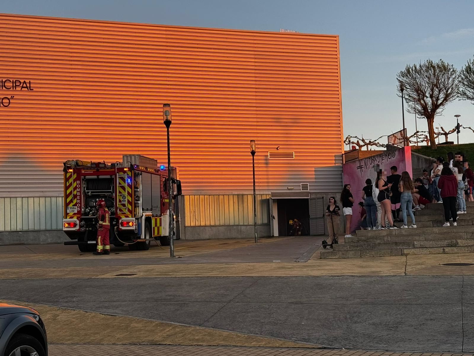 Bomberos de la Dipuatción en el pabellón municipal de Villamayor (2)