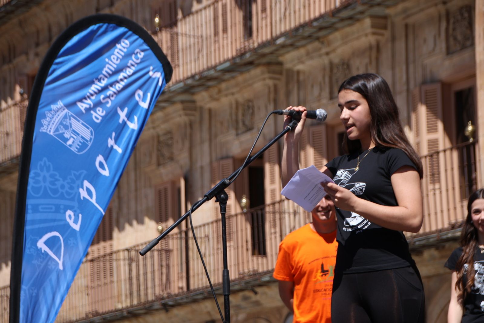 El alcalde de Salamanca, Carlos García Carbayo, participa en el Día de la Educación Física en la calle