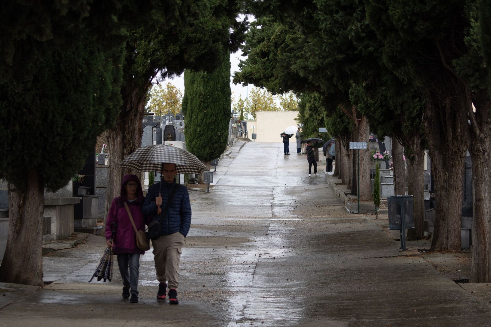 Lluviosa mañana de todos los santos en el Cementerio San Carlos Borromeo de Salamanca