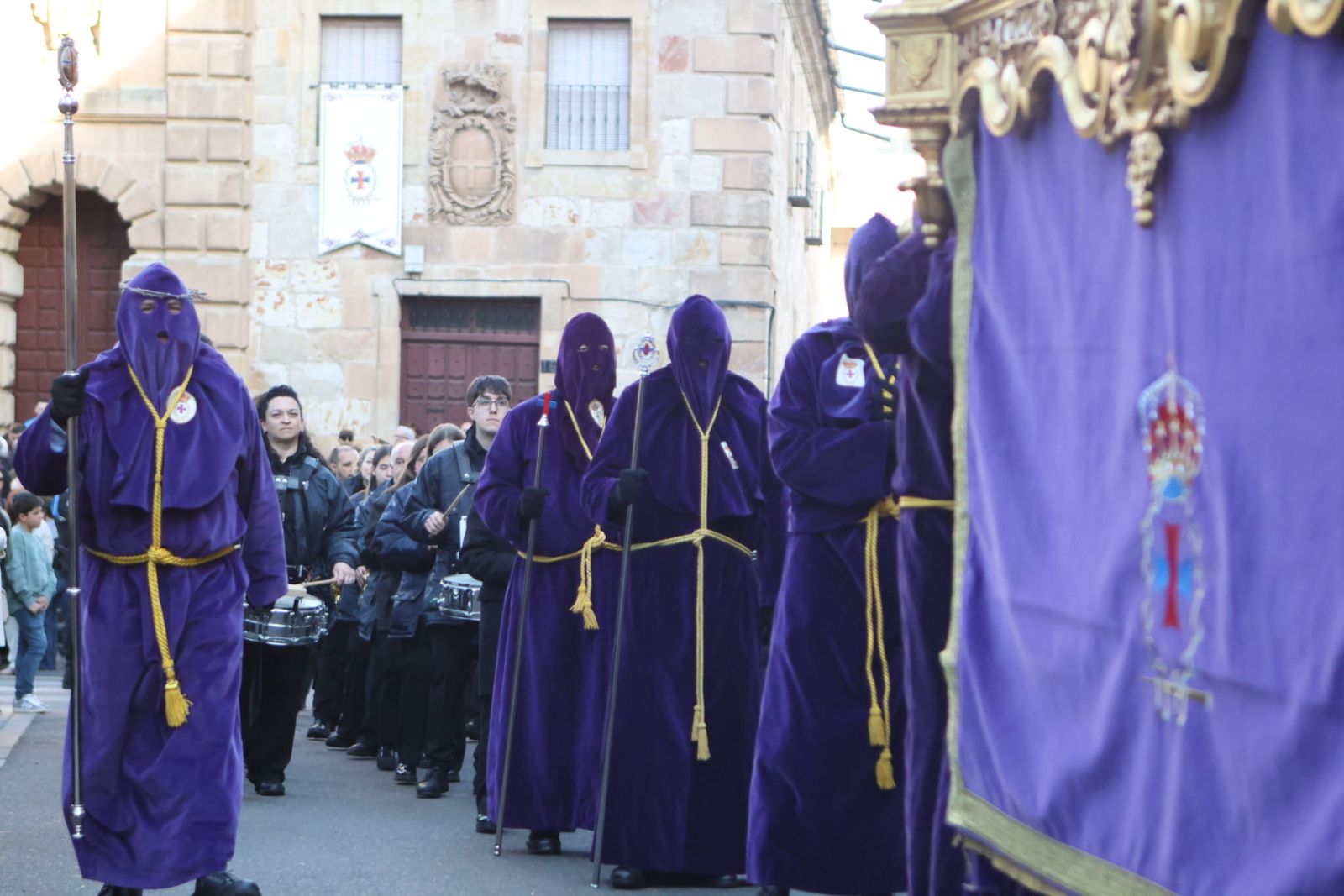 Jesús Rescatado procesiona en Salamanca con su nueva túnica y la atenta mirada de cientos de fieles