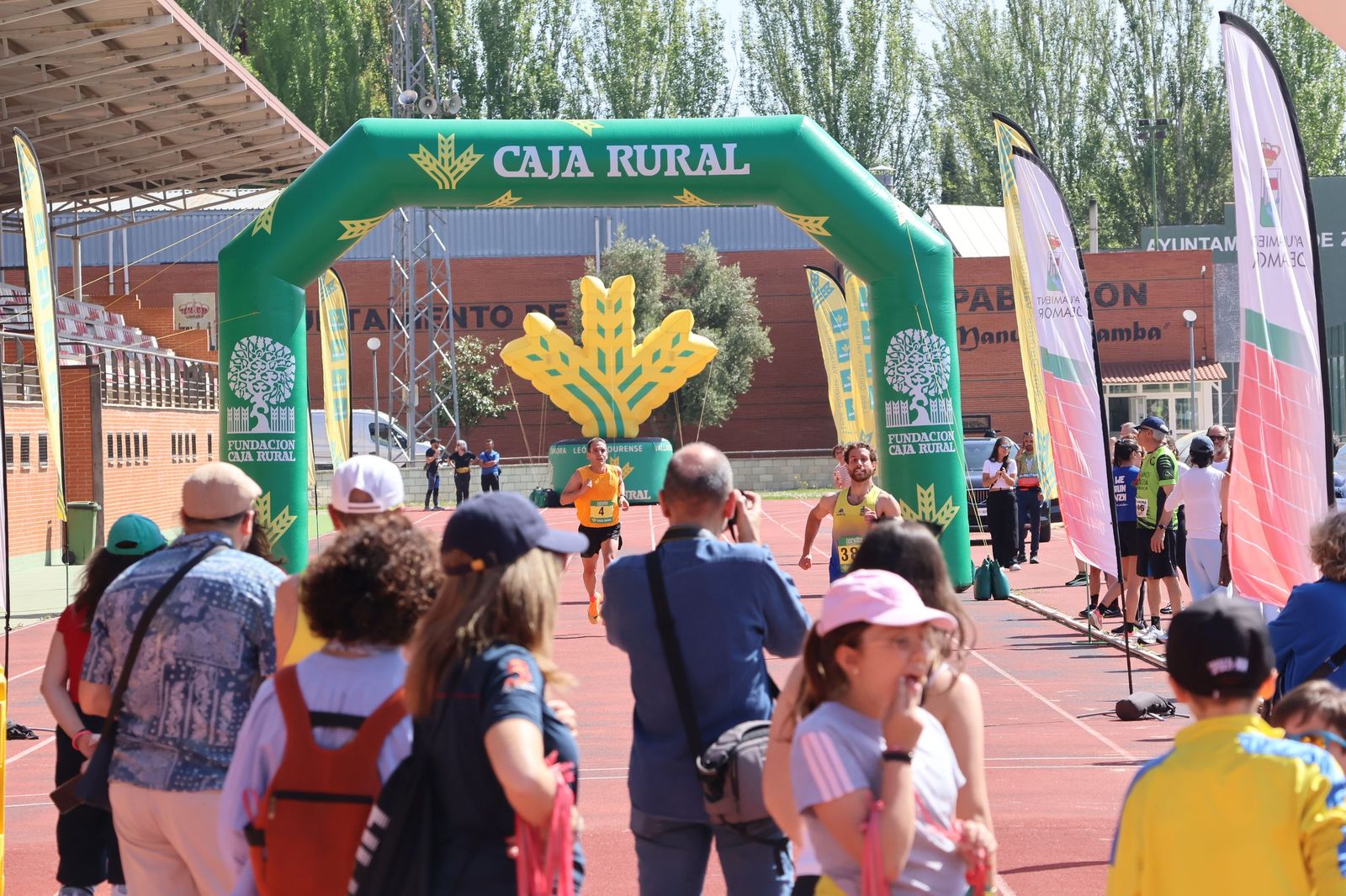 GALERÍA | Revive en imágenes la llegada a meta de los atletas en la Media Maratón de Zamora