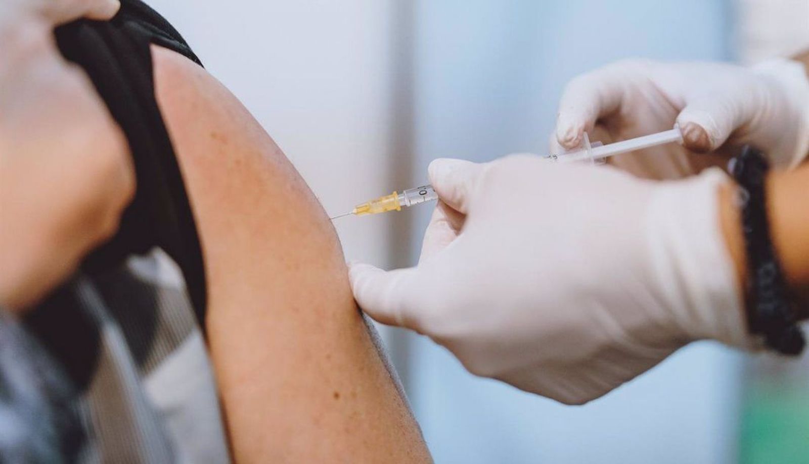 Una persona recibe una dosis de la vacuna contra el COVID.  EP