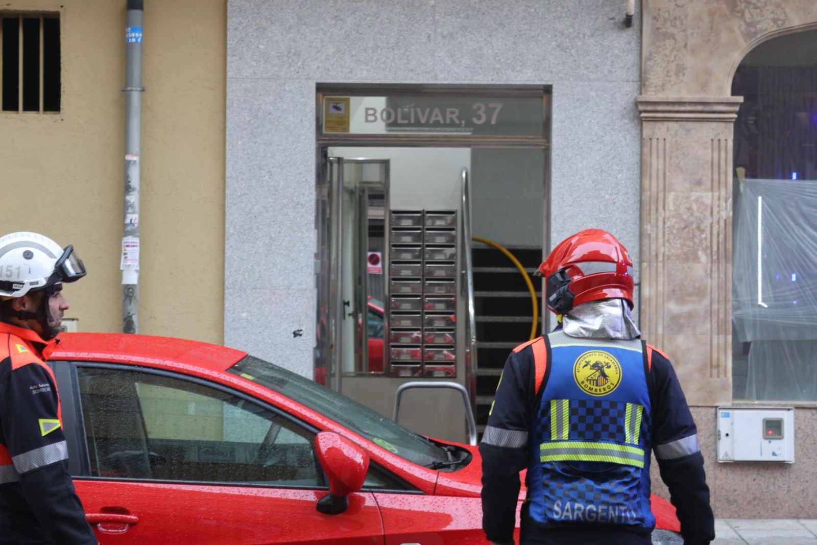 El incendio de un patinete eléctrico provoca el desalojo de un edificio en la calle Bolívar