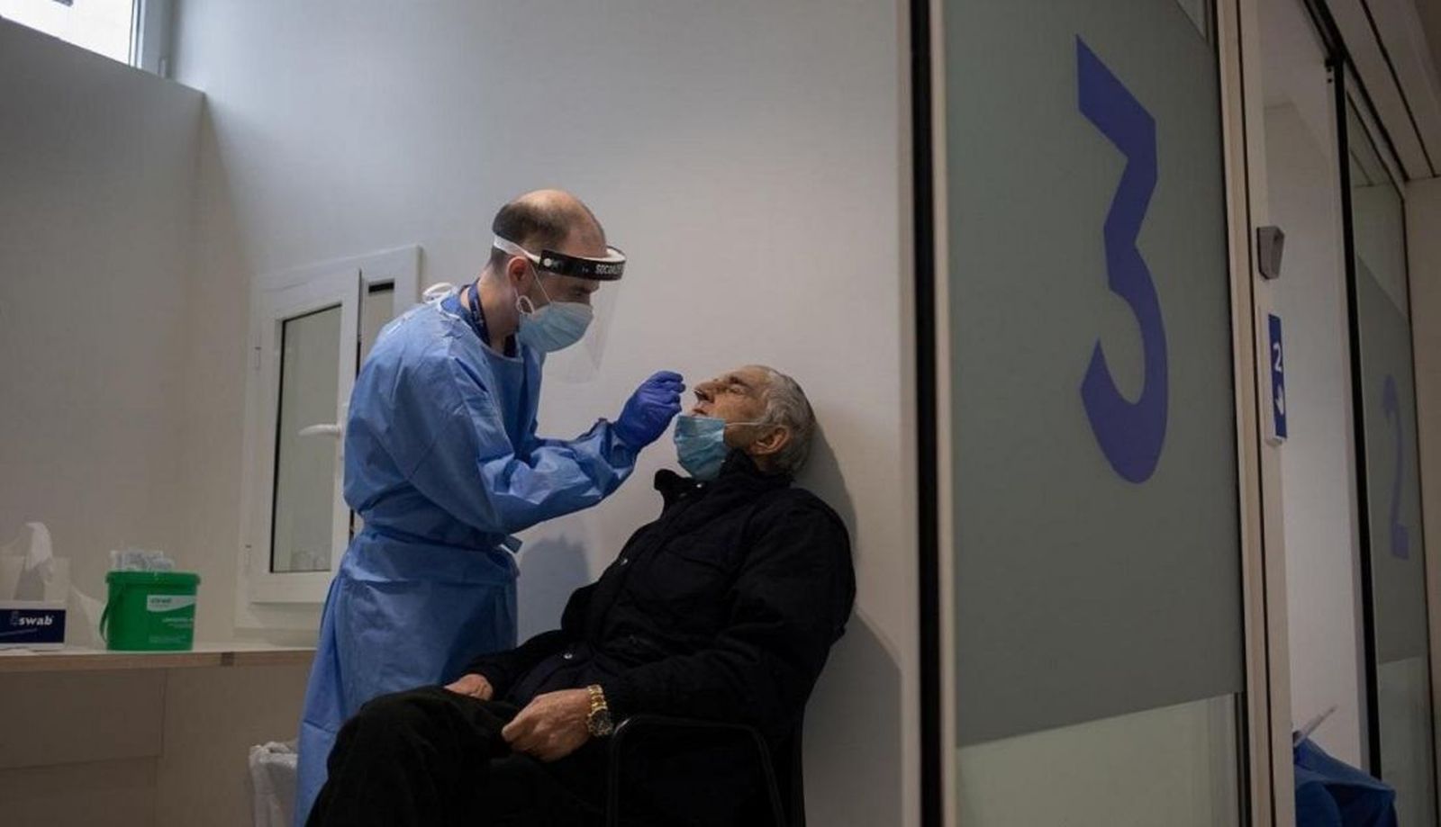 n enfermero realiza una PCR.