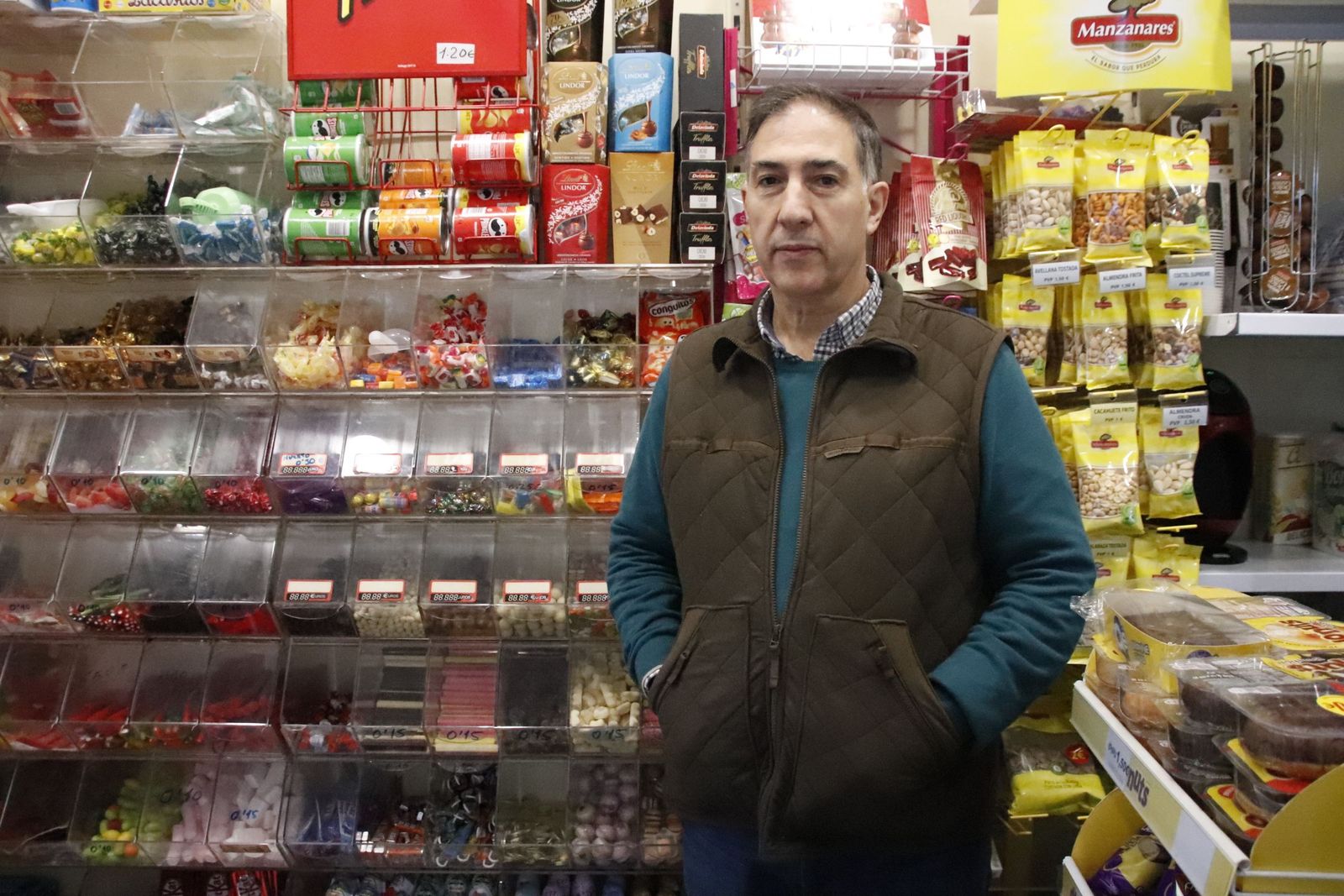 Ángel, quiosco en San Boal. Fotos Andrea M.