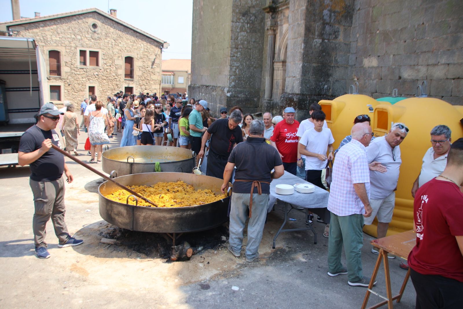 Masueco paella popular en la plaza