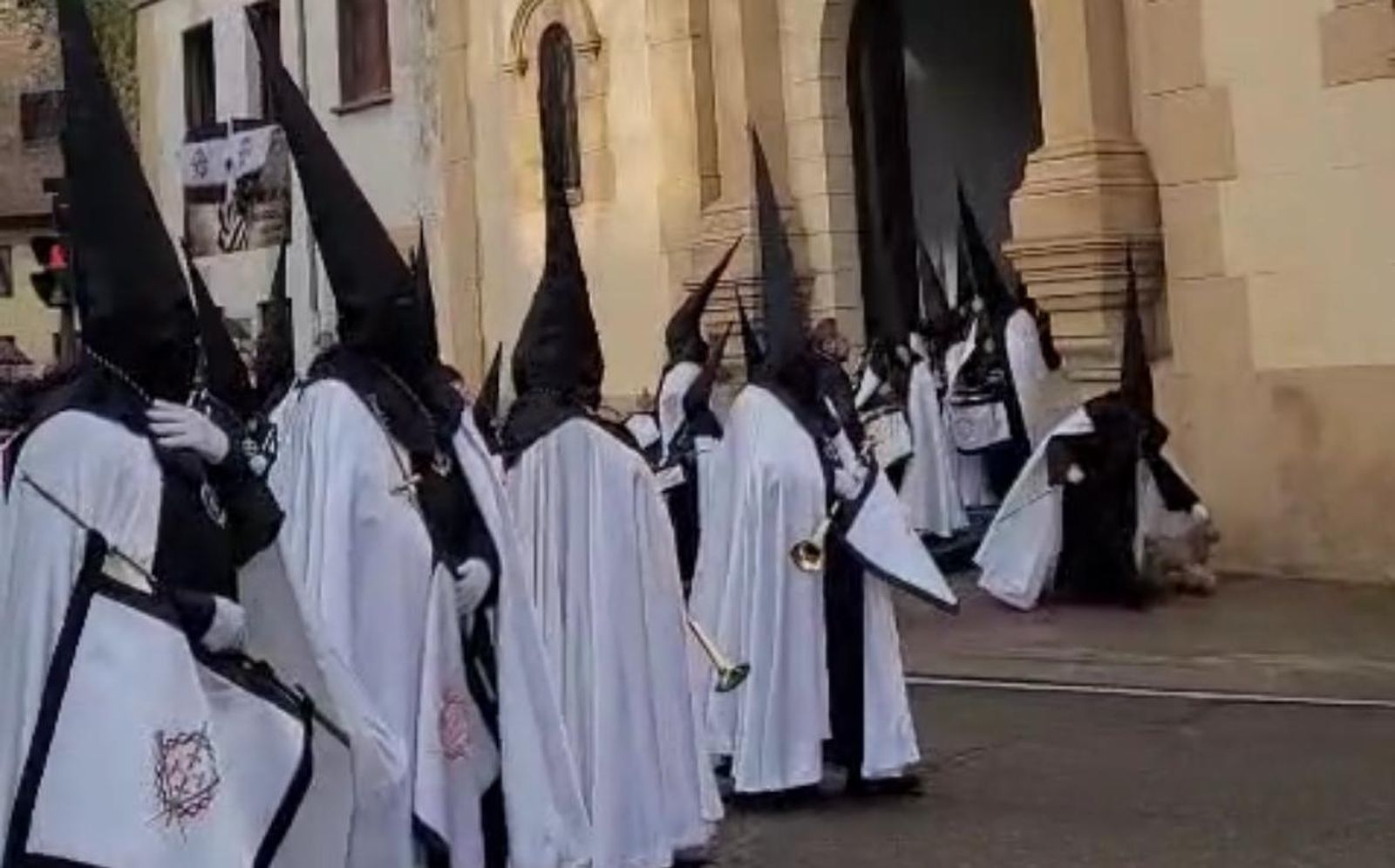 Imagen del mayordomo desalojando al cánido