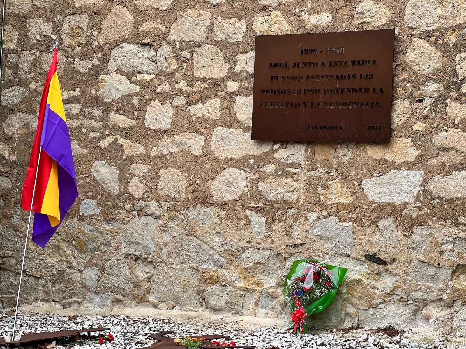 Homenaje en la tapia del cementerio a los 15 fusilados de 1936 en Salamanca