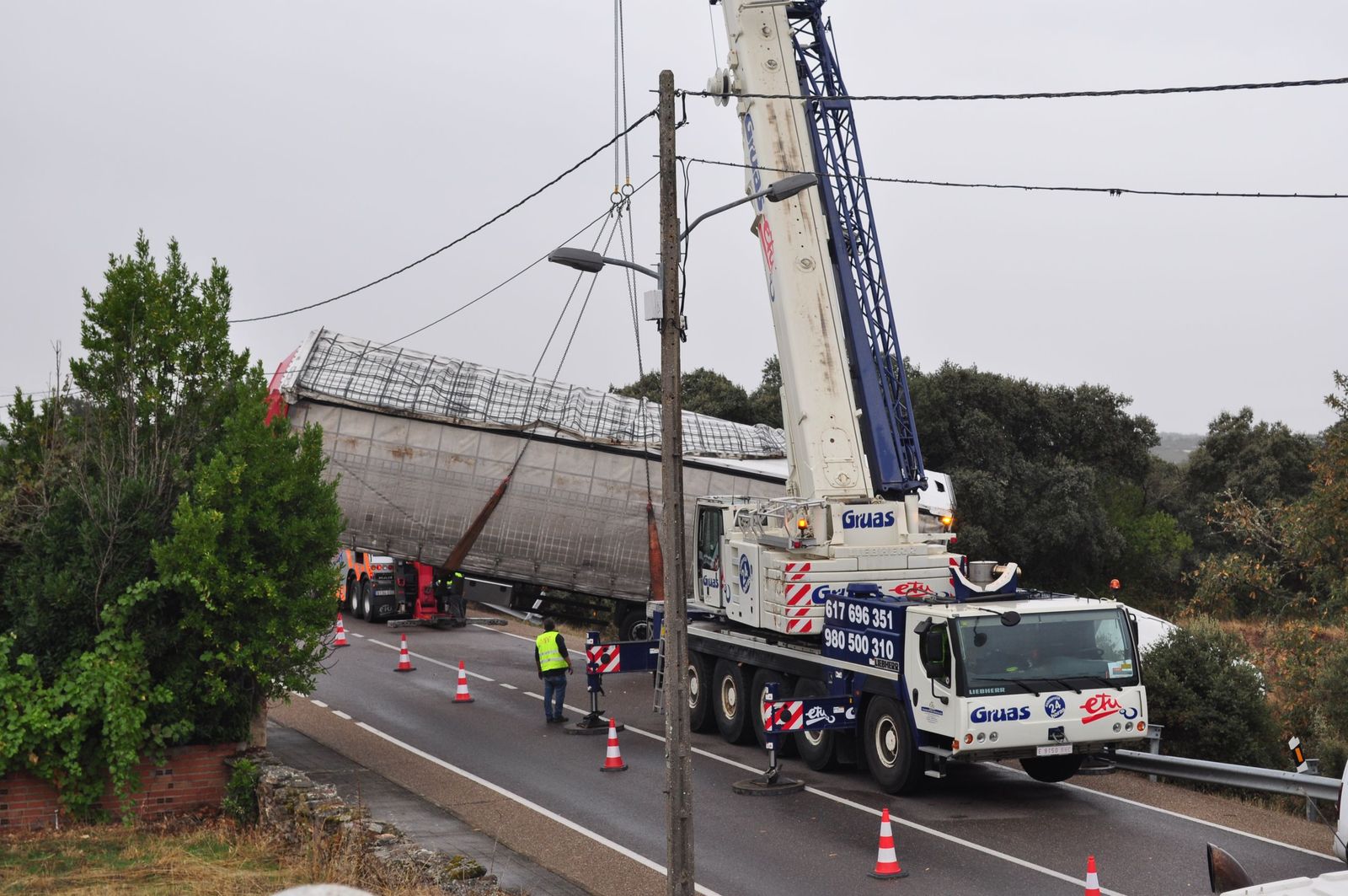 Retirada del camión accidentado el domingo en la N-122