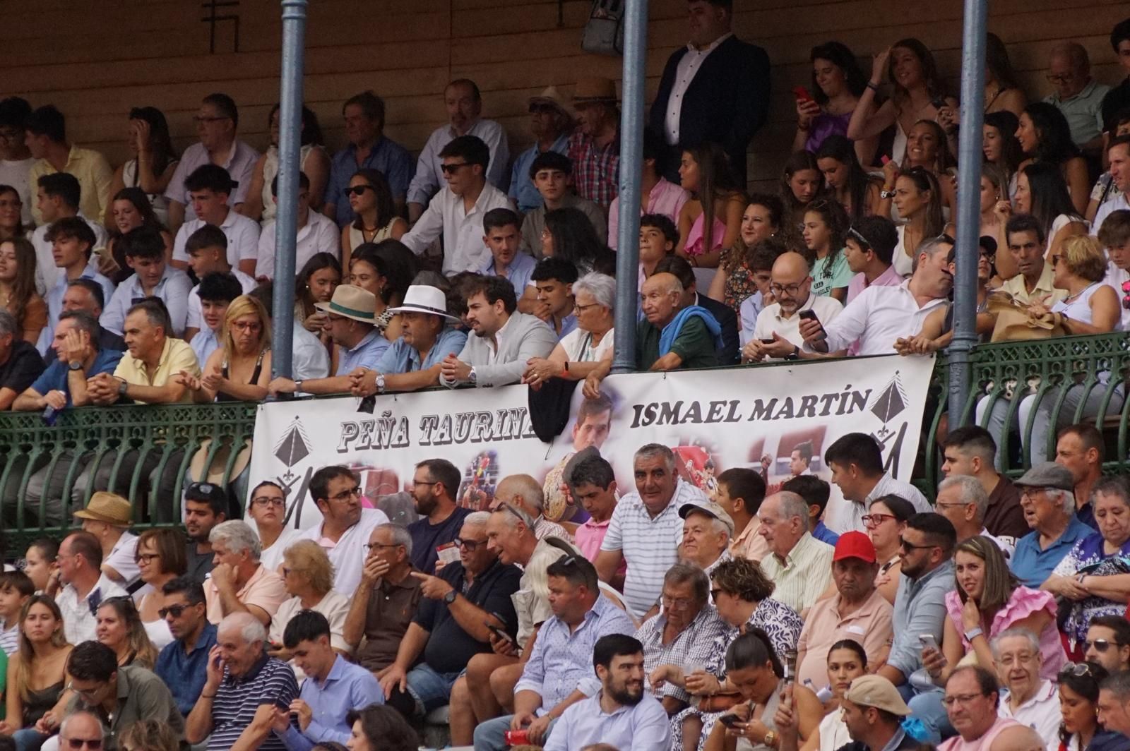 Gran ambiente en La Glorieta para la tarde de toros de Morante de la Puebla, Ismael Martín y Marco Pérez