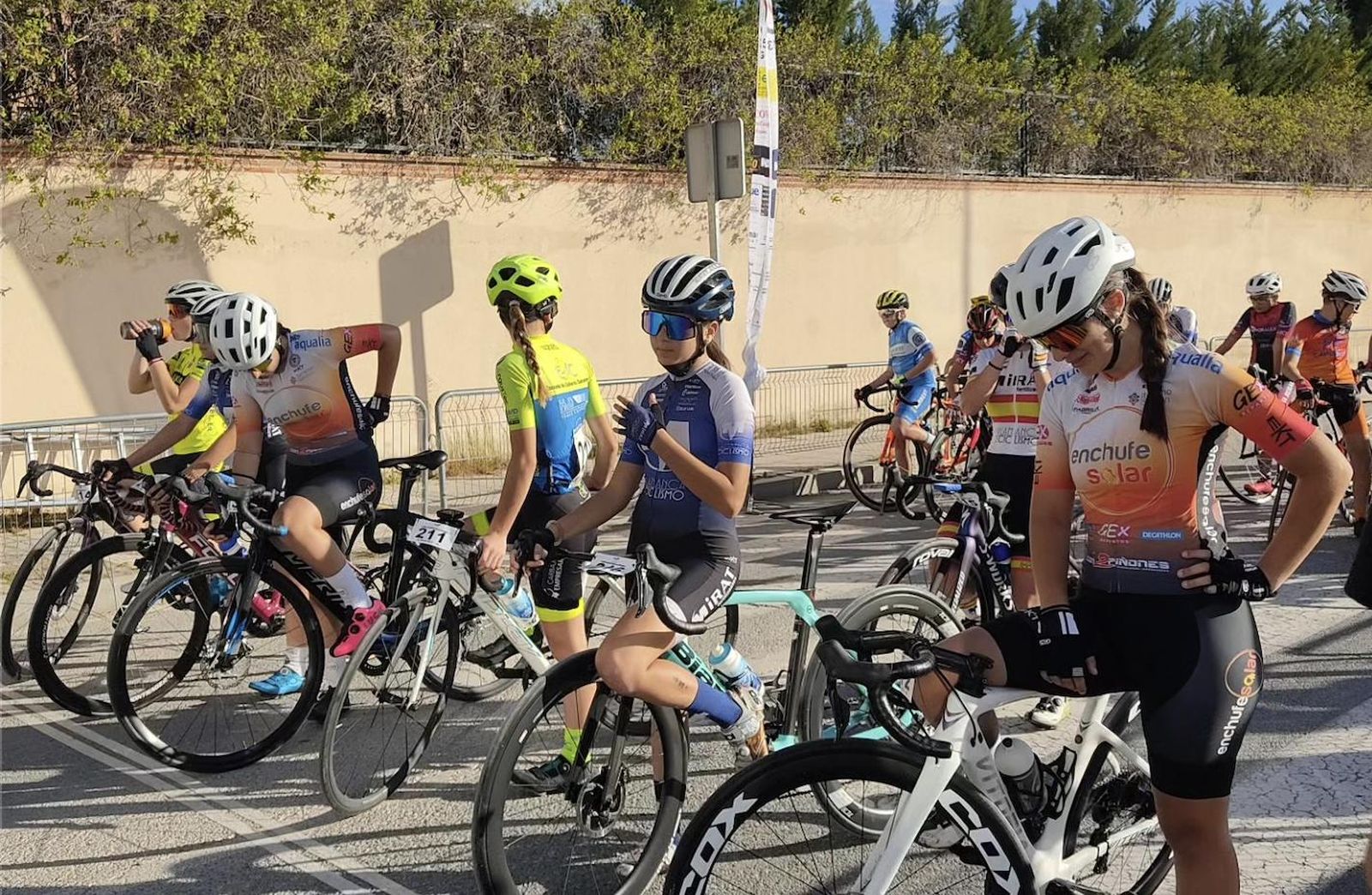 Lucía Bautista y Elena Rosquete en el arranque de la temporada de carretera en Segovia de Enchufe Solar
