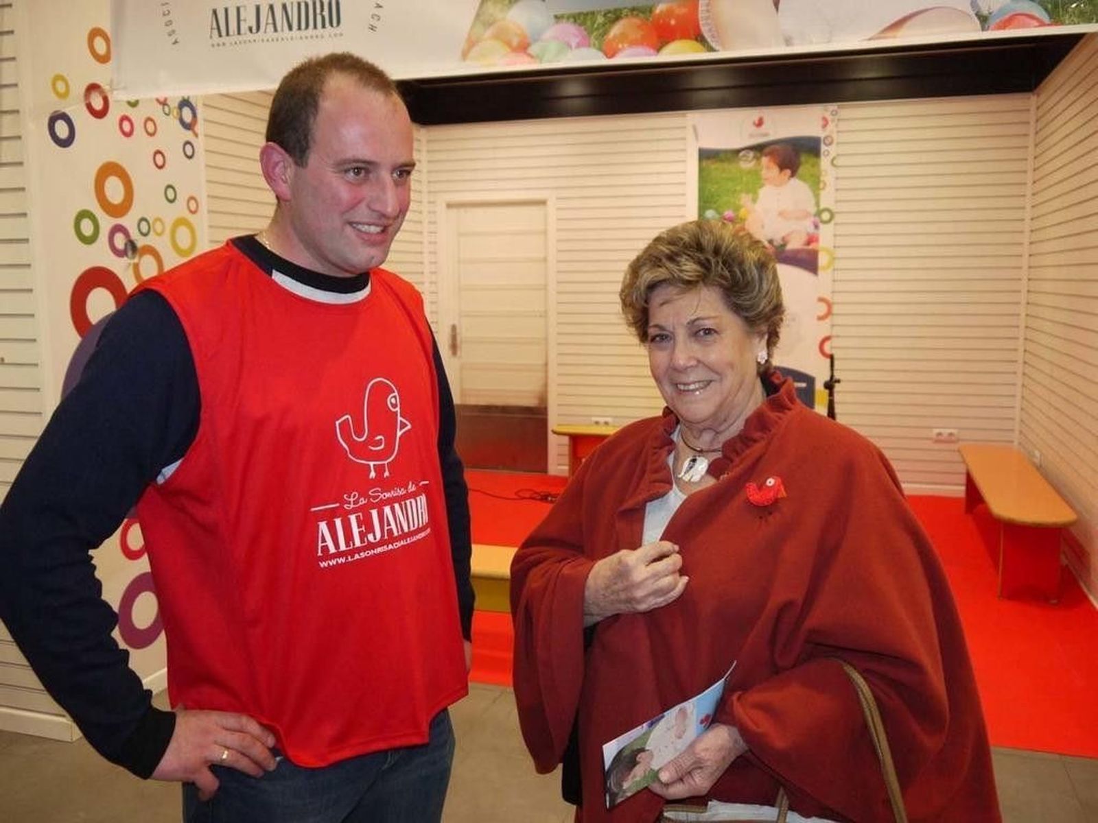 Mercadillo solidario en el Centro Comercial El Tormes