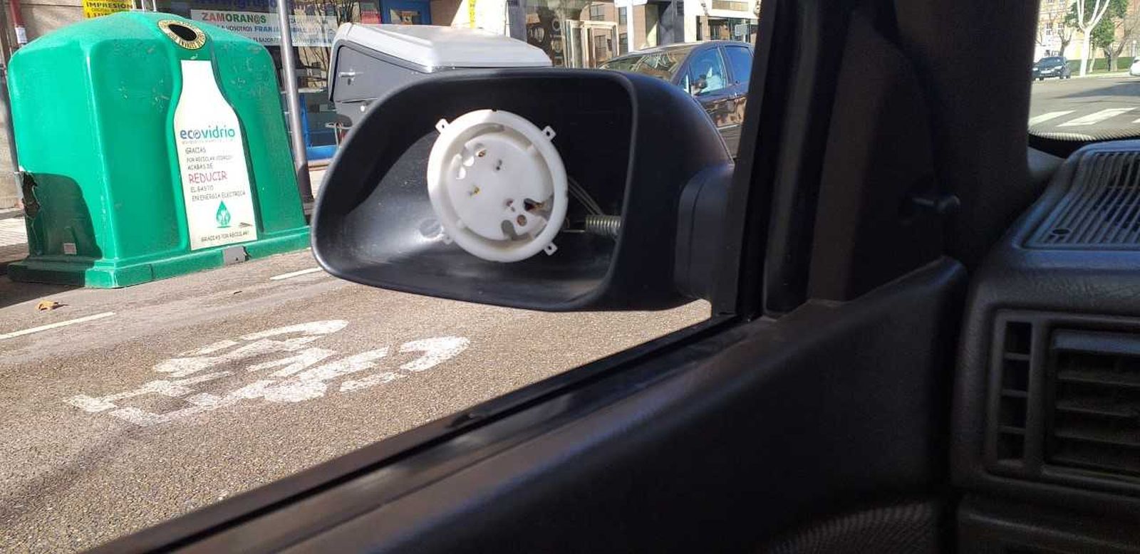 Imagen de los desperfectos en el retrovisor