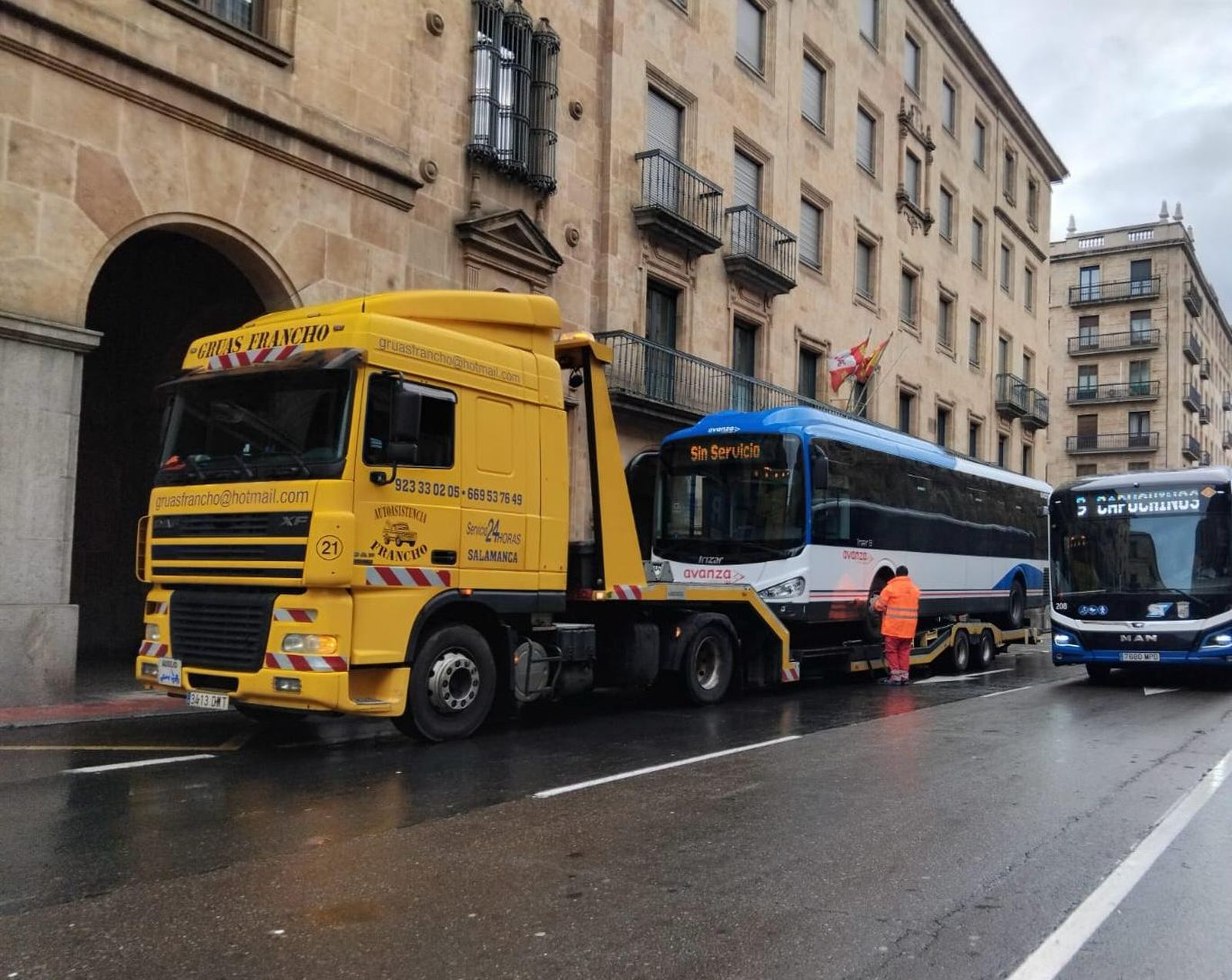 Autobús de Avanza remolcado por una grúa en Gran Vía