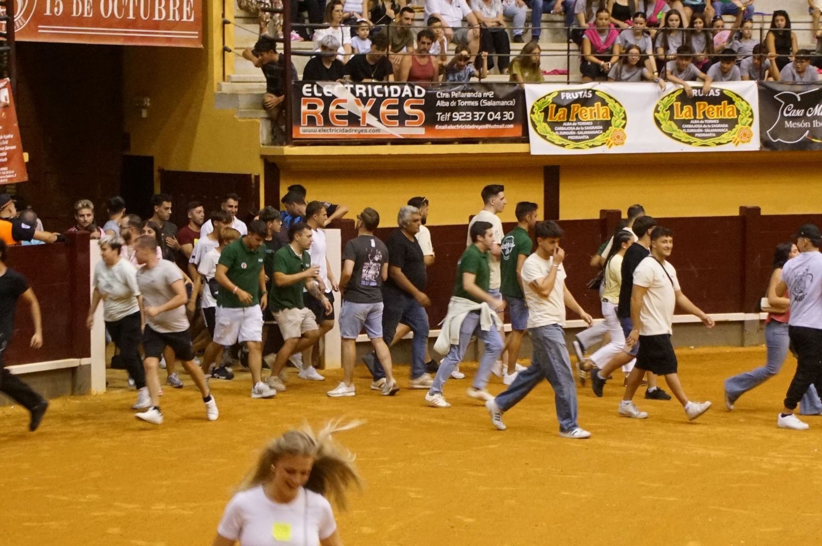 Multitudinario encierro nocturno en Alba de Tormes