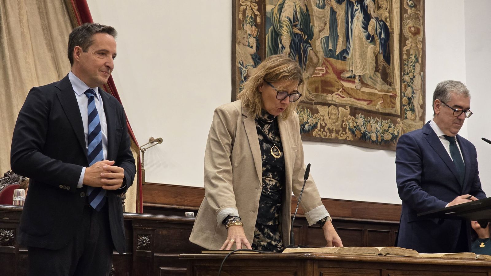 El rector de la Universidad de Salamanca preside el acto de toma de posesión de nuevos cargos académicos y del personal docente e investigador