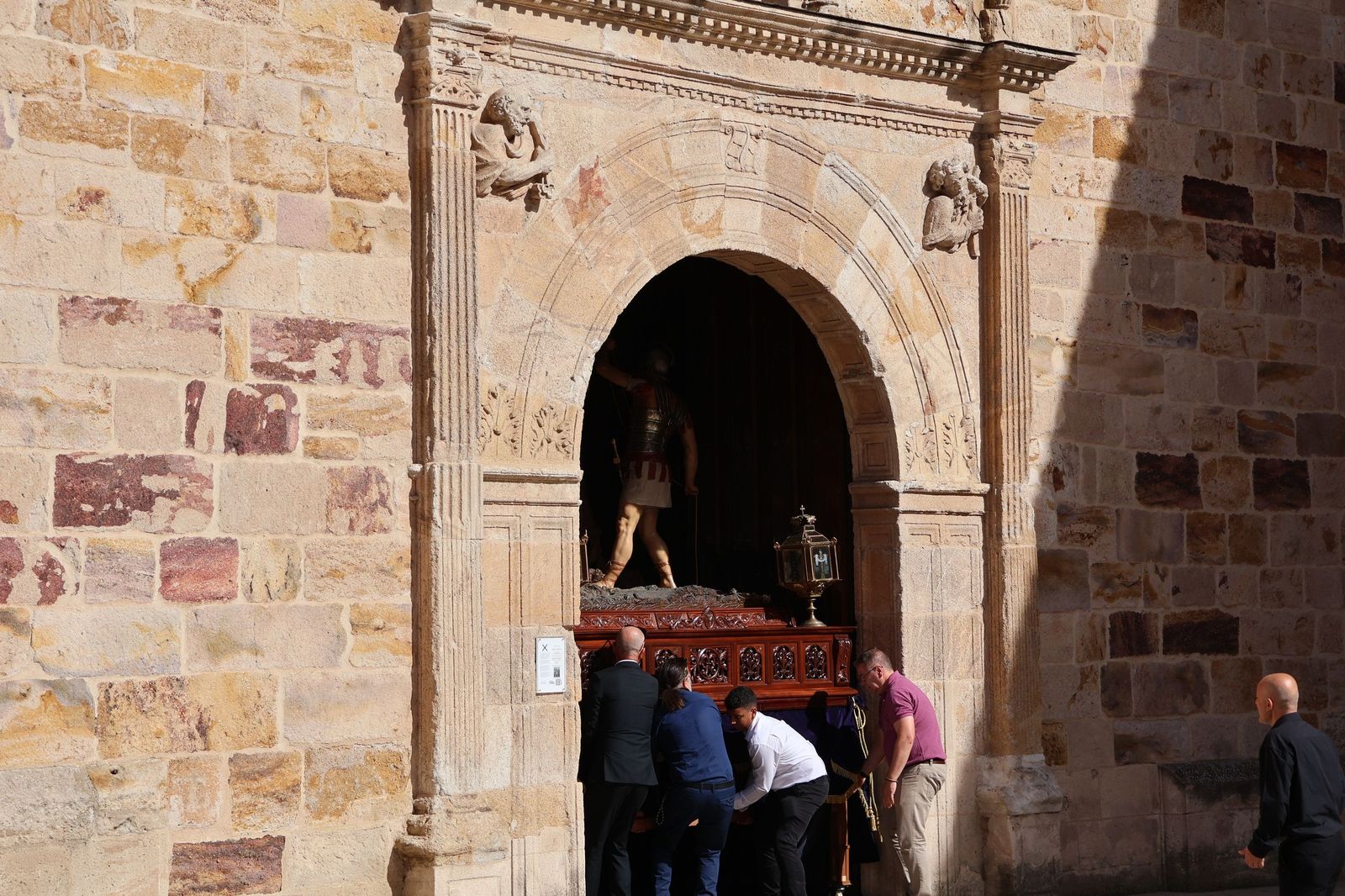 La Exaltación de la Cruz procesiona por las calles de Zamora rumbo a la carpa de San Bernabé
