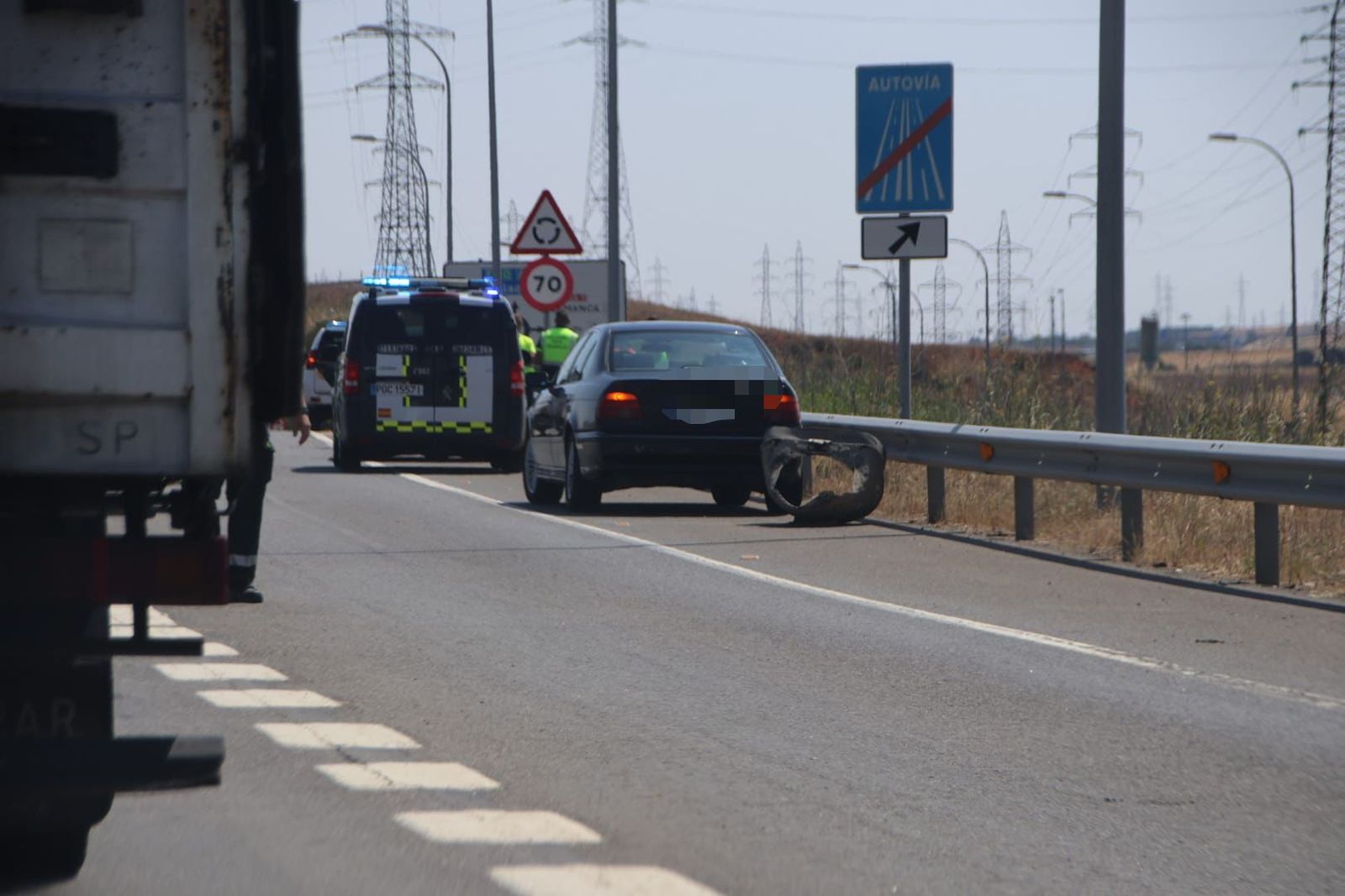 Accidente de tráfico entre un camión y un vehículo en la A-62 a la altura de Villares de la Reina