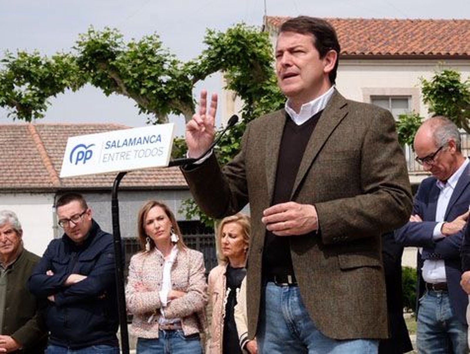 Mañueco durante su visita en Alba de Tormes. ICAL Mañueco durante su visita en Alba de Tormes. ICAL