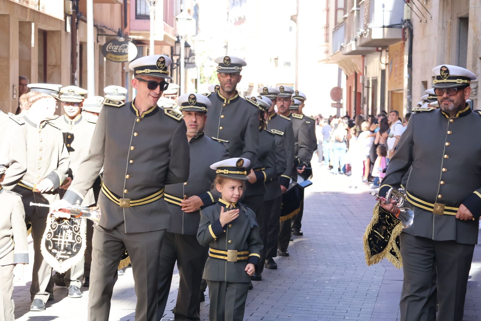 La Exaltación de la Cruz procesiona por las calles de Zamora rumbo a la carpa de San Bernabé